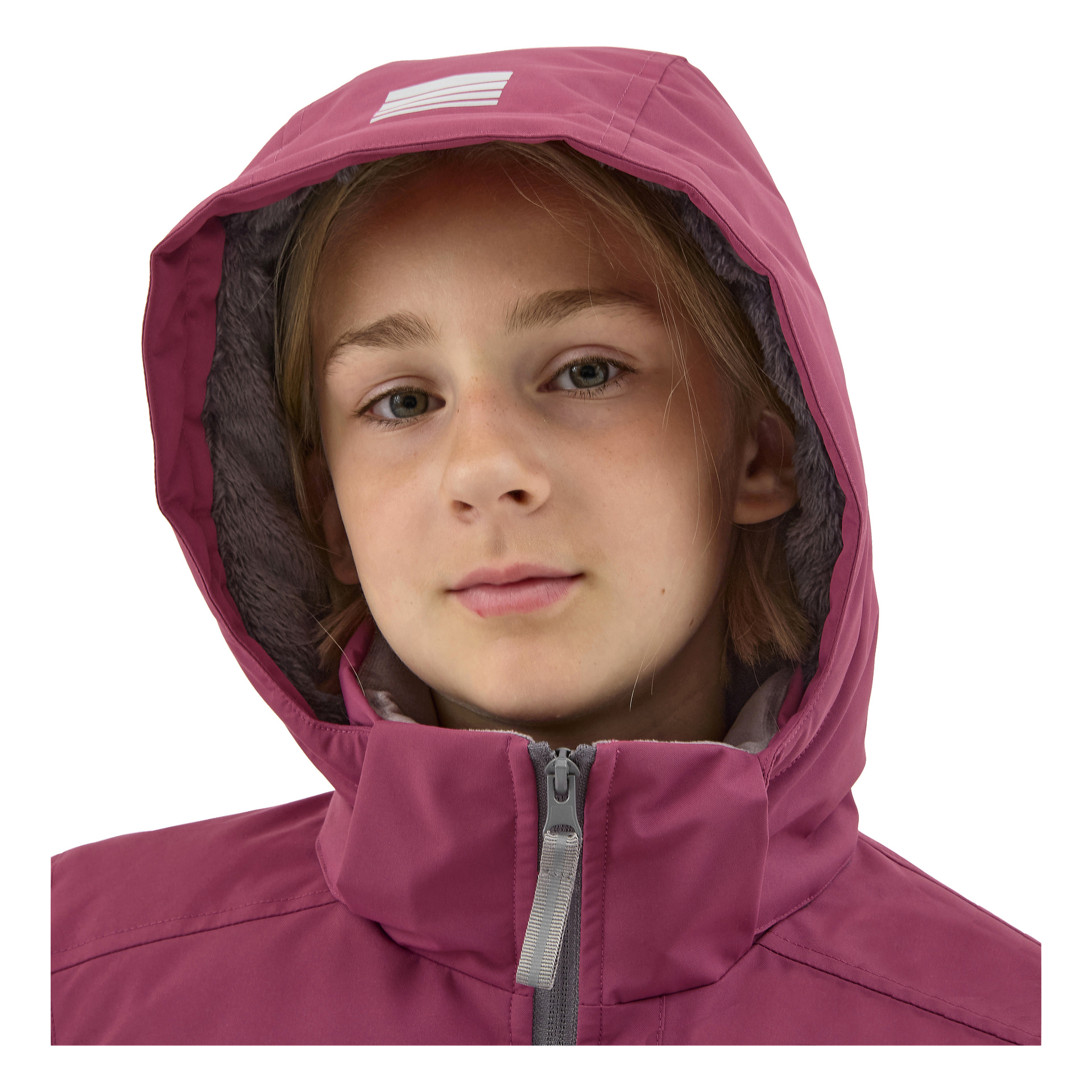 En ung person med ljust hår och ljusa ögon bär den lila Kayoba Outdoor Children's vinterjacka Kläppen, uppdragen till halsen med huvan uppdragen. Deras uttryck är neutralt.