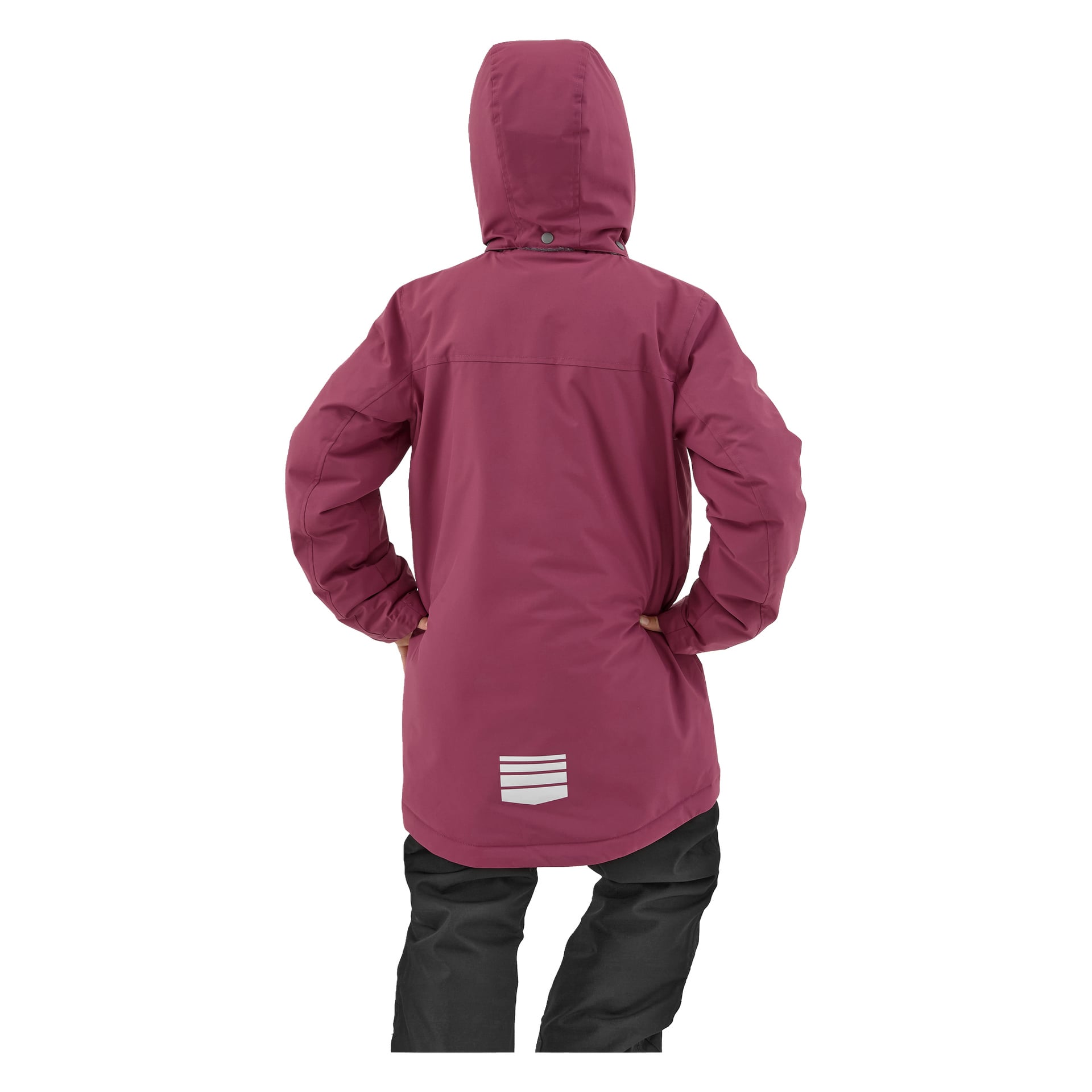 Ett barn står med ryggen mot kameran, iklädd en vinröd Kayoba Outdoor Children's vinterjacka Kläppen, huvan uppdragen och händerna på höfterna. Den långa jackan har en reflekterande rand nära fållen och bärs med svarta byxor.