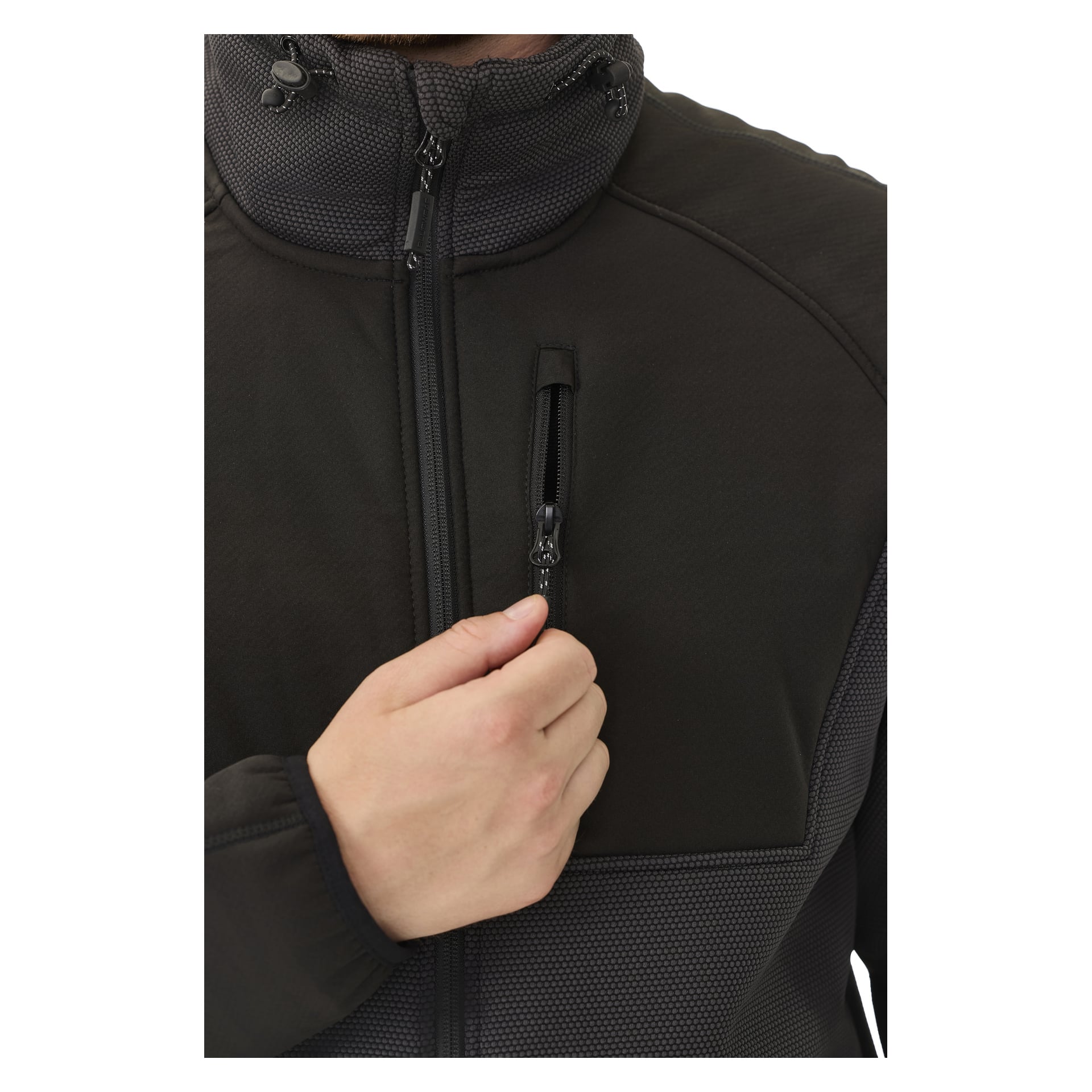 Lyhytpartainen henkilö vetää kiinni mustan Bluewear Men's Morten fleece -takin rintataskun, jonka korkeassa kauluksessa ja hartioissa on teksturoitu kangas. Vain niiden alaosa ja ylävartalo näkyvät.