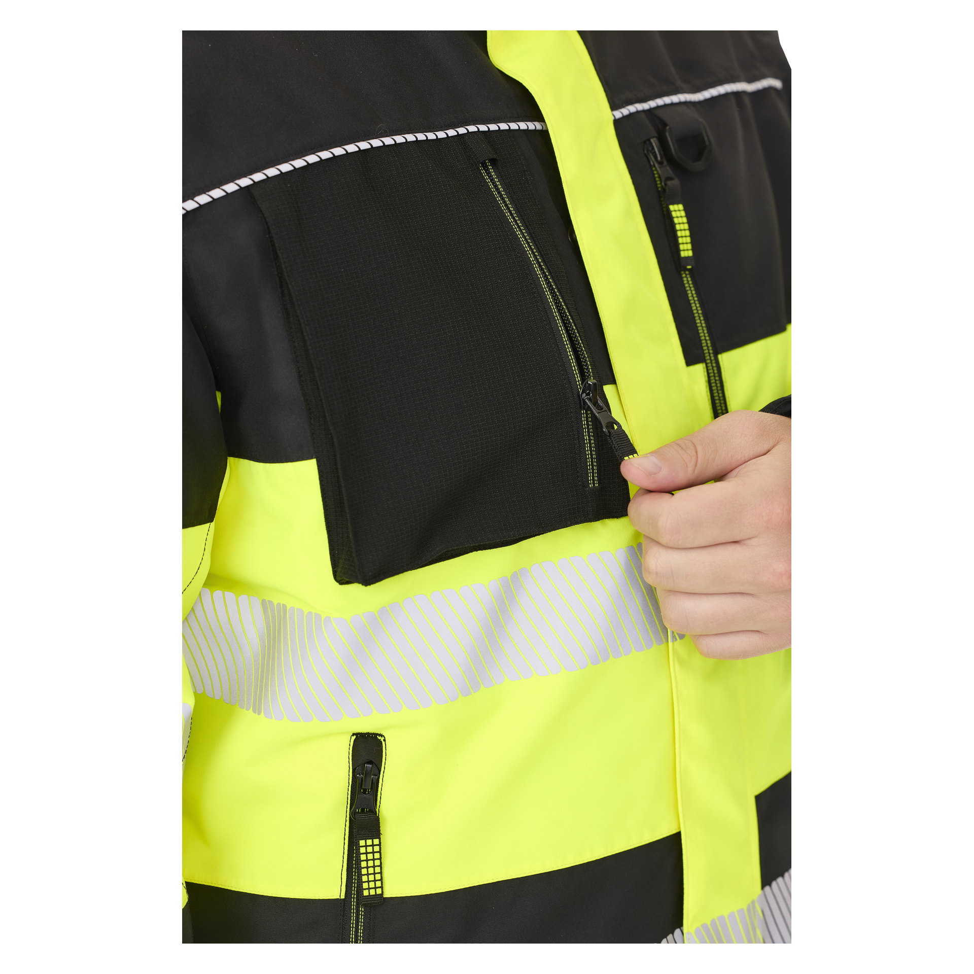 En hånd drar i glidelåsen på en svart brystlomme på en Bluewear Padded Hi-Vis-jakke Lawson, som har knallgule og svarte paneler med reflekterende striper.