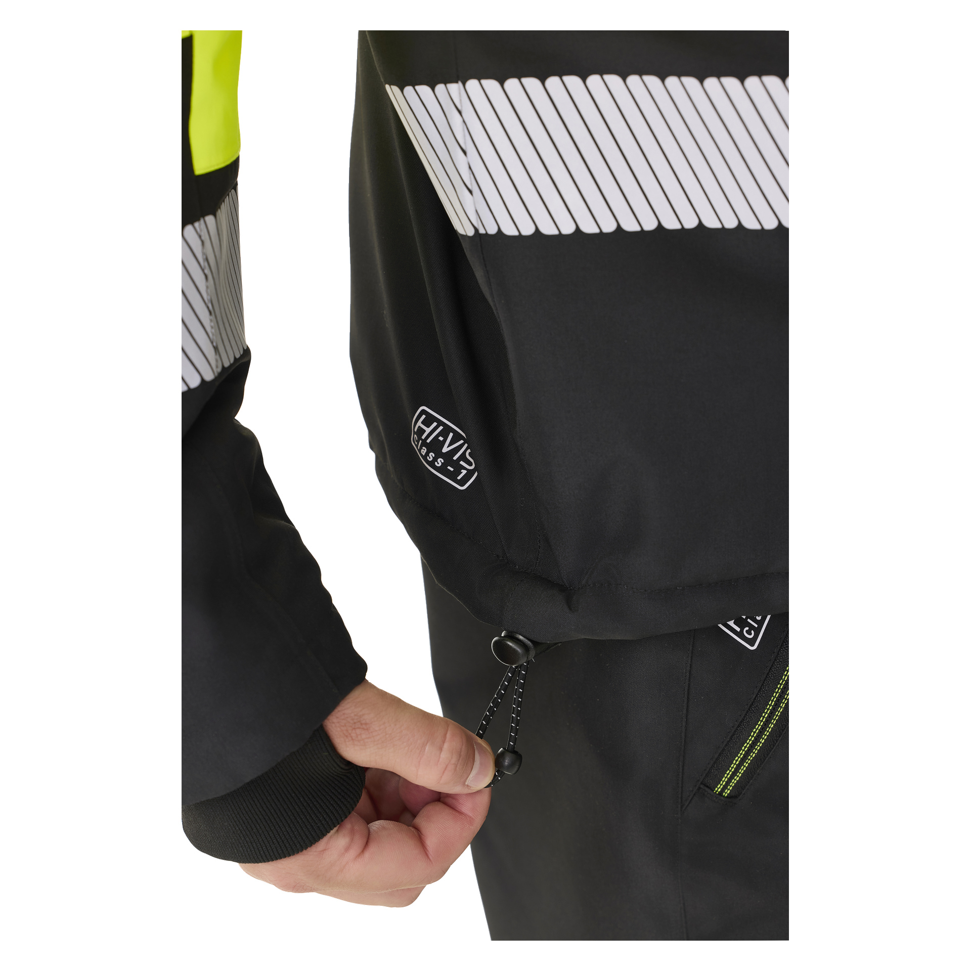 En persons hånd strammer snoren ved kanten av en Bluewear Padded hi-vis jakke Lawson. Jakken er svart med reflekterende striper, har en HI-VIS-etikett, og har en neongul detalj på ermet. Kun hånden og en delvis kropp vises.
