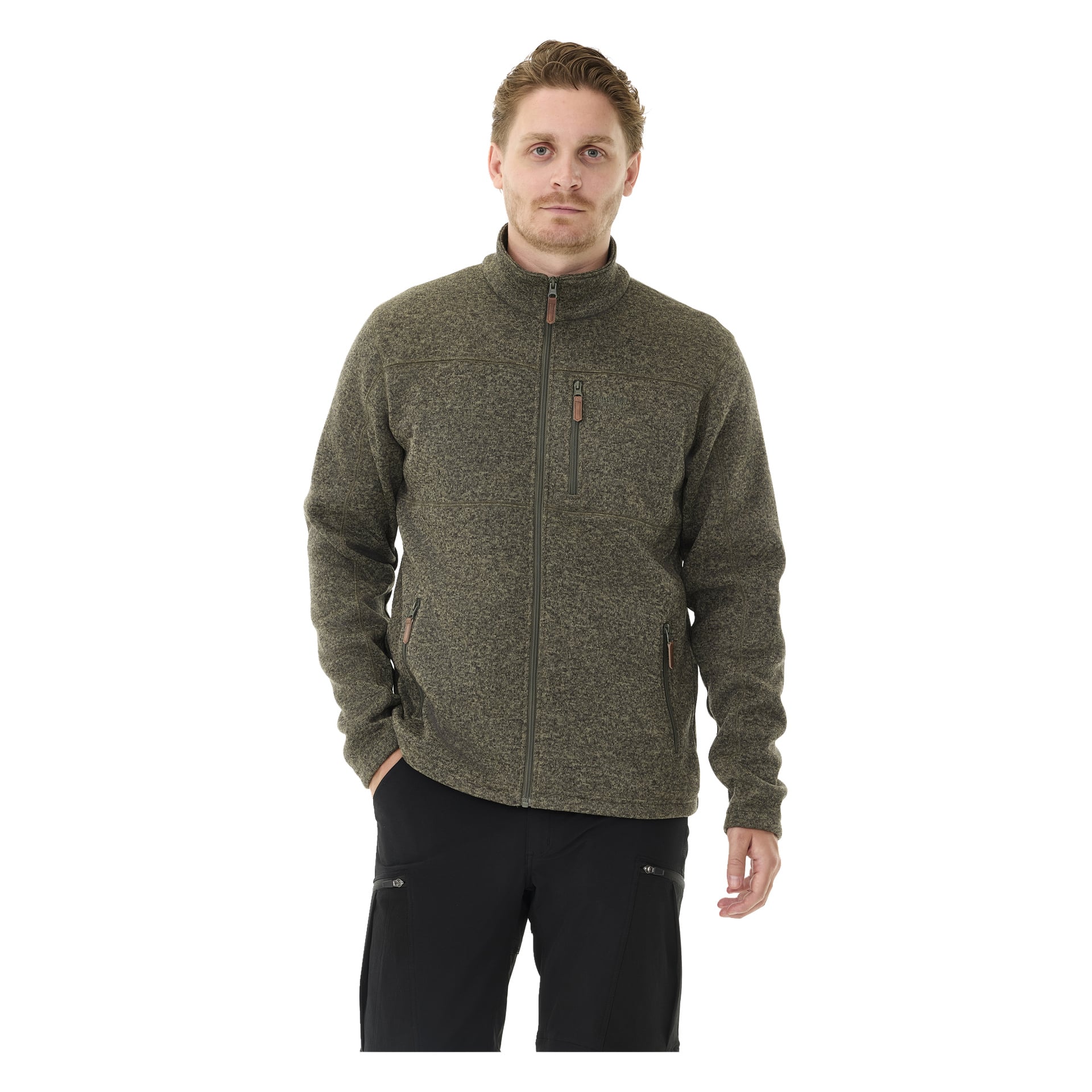 En mann vender fremover, kledd i en olivengrønn Kayoba Outdoor Knitted Men's Fleece Jacket Malå med glidelås foran og glidelåslommer, kombinert med svarte bukser. Venstre hånd hviler i lommen, og han har kort lysebrunt hår.