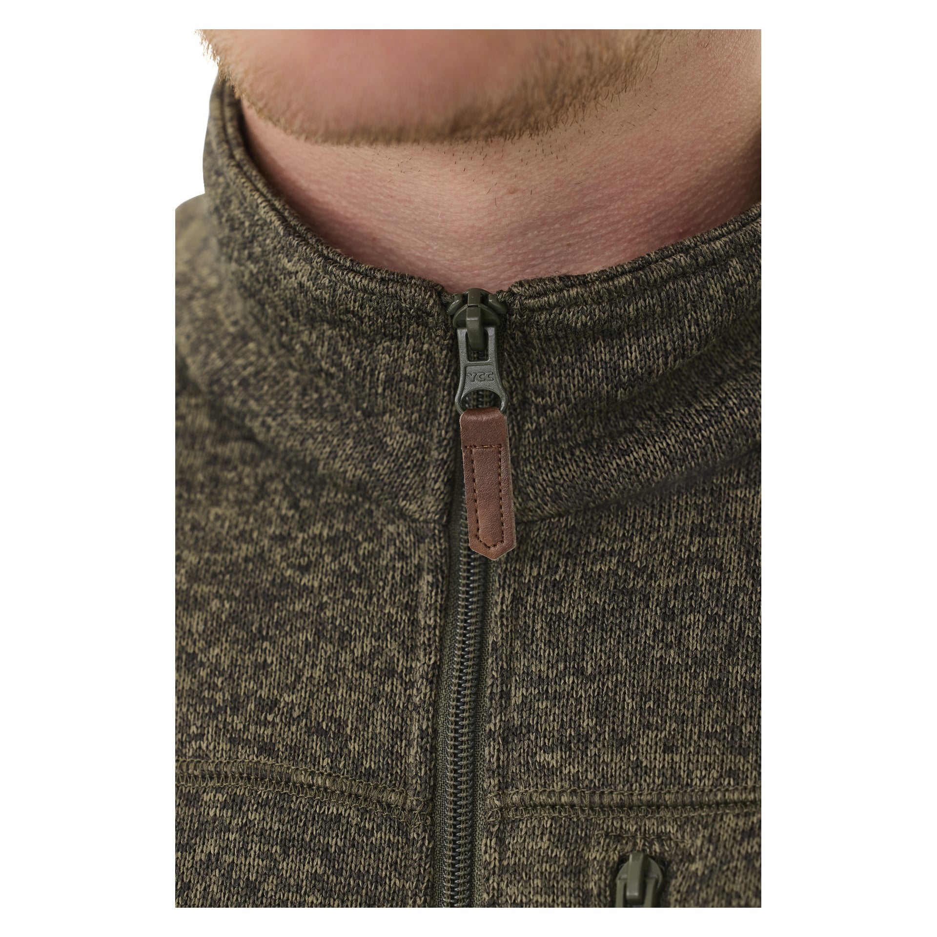 Et nærbilde viser den teksturerte olivengrønne Knitted Men's Fleece Jacket Malå fra Kayoba Outdoor, som fremhever en brun glidelås i skinn nær hake og hals. Personens ansikt er uklart og bare delvis synlig.