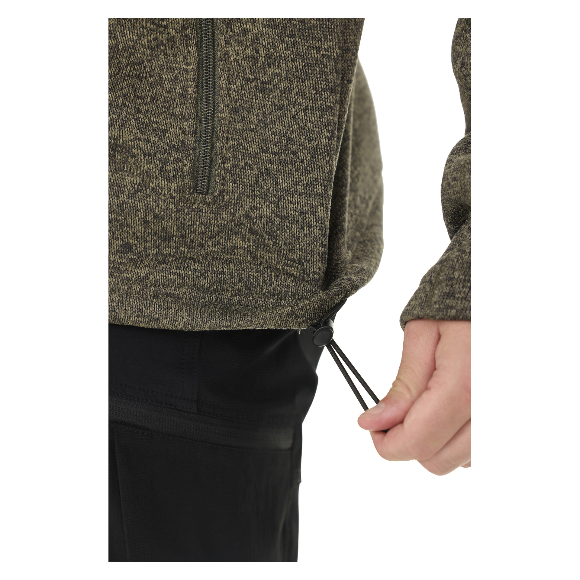 Man strammer den elastiske trekksnoren i kanten på en olivengrønn og grå Kayoba Outdoor Knitted fleecejakke for menn i Malå. Jakken har en glidelåslomme, og personen er kledd i svarte bukser.