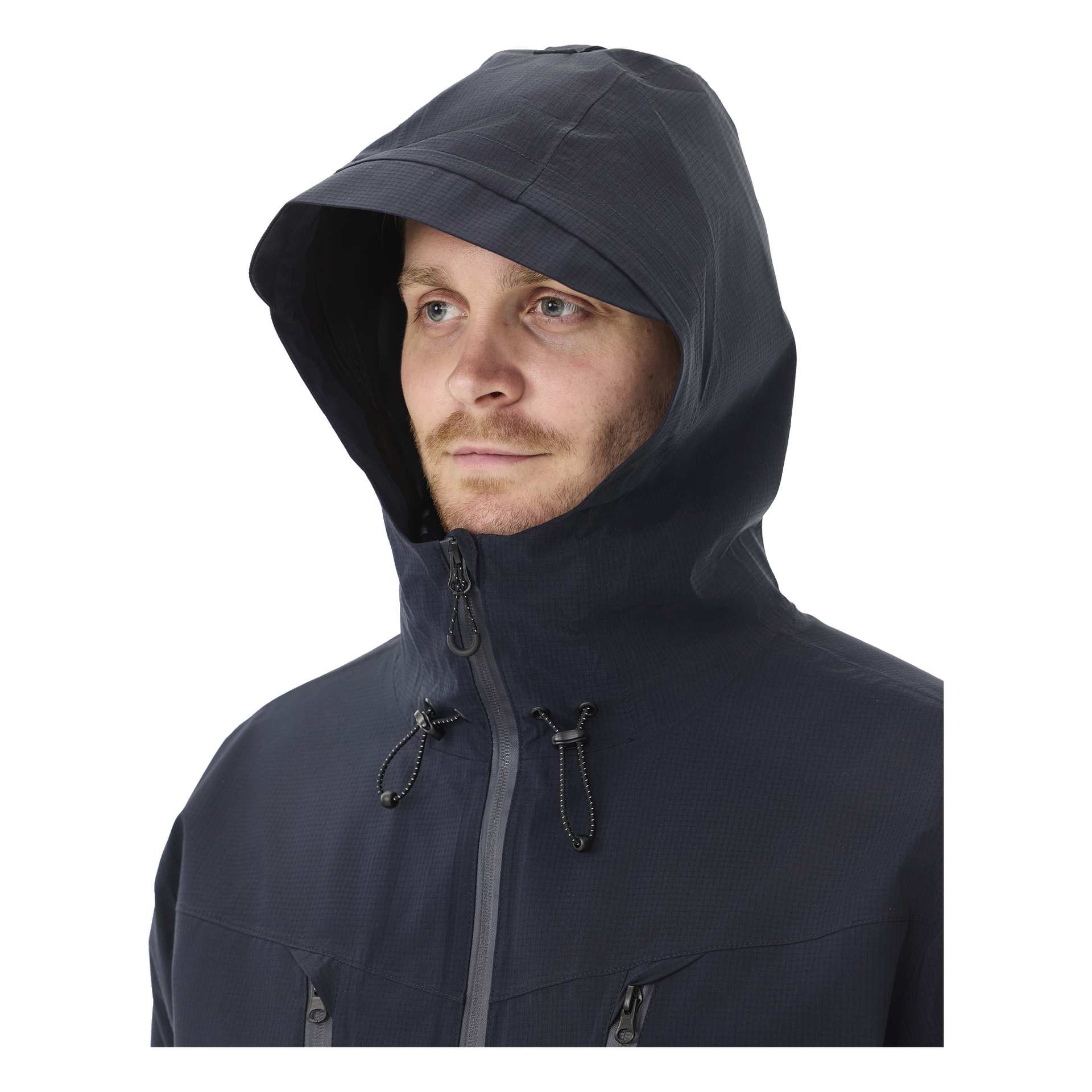 En mann vises fra skuldrene og opp, iført en mørk Kayoba Outdoor Men's shell-jakke Sarek med hetten trukket over hodet. Jakken har to snorer og glidelås foran.