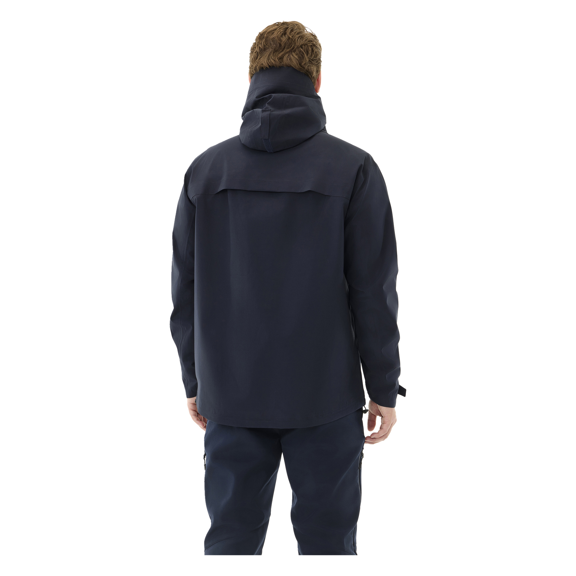 En person sees bakfra, kledd i Kayoba Outdoor Men's Shell Jacket Sarek i mørk marineblå sammen med matchende bukser. Jakken har lange ermer og en klaff som dekker øvre del av ryggen.