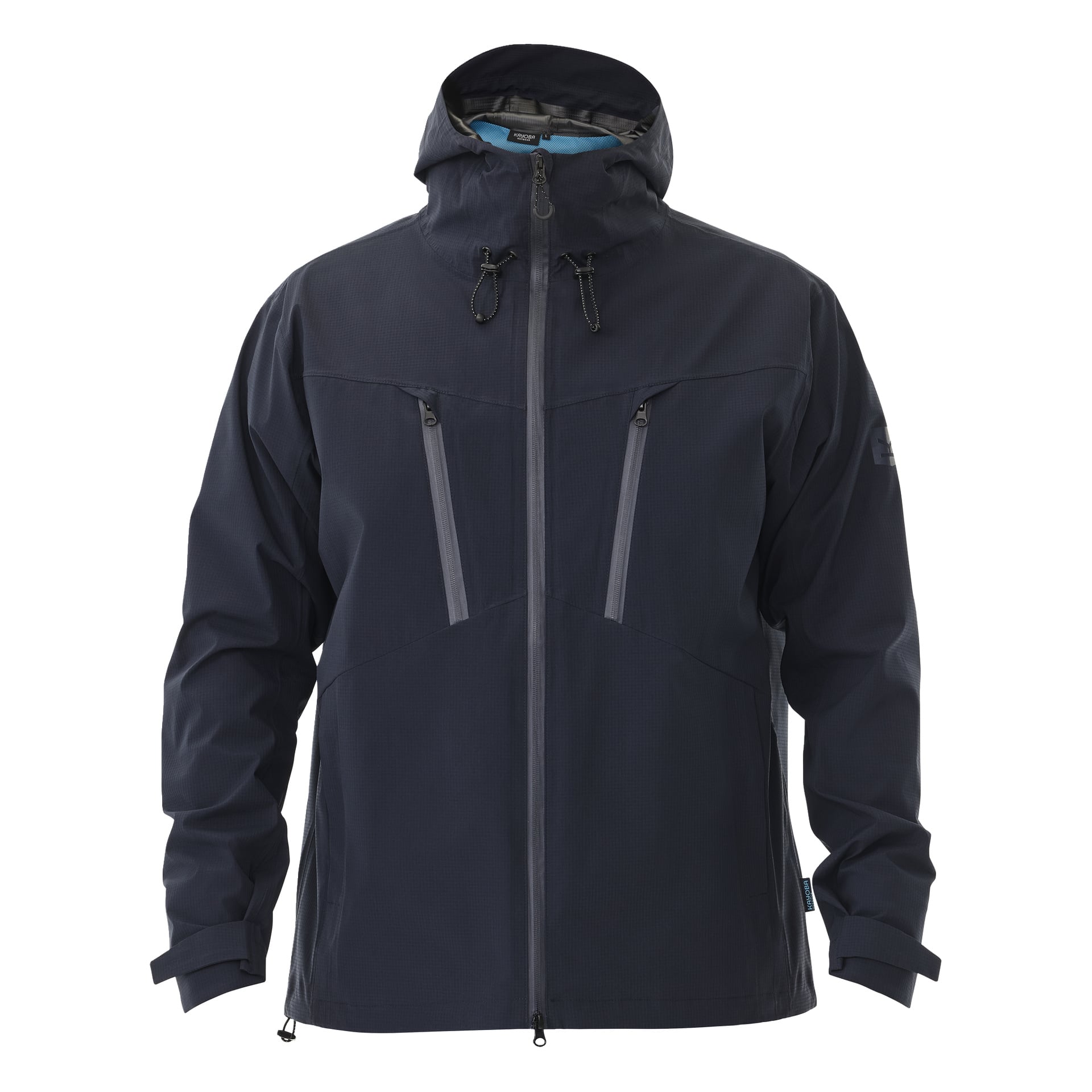 Kayoba Outdoor Men's shelljacka Sarek är en mörkblå huva med dragkedja fram, två vertikala bröstfickor med dragkedja och justerbara huvasnören.
