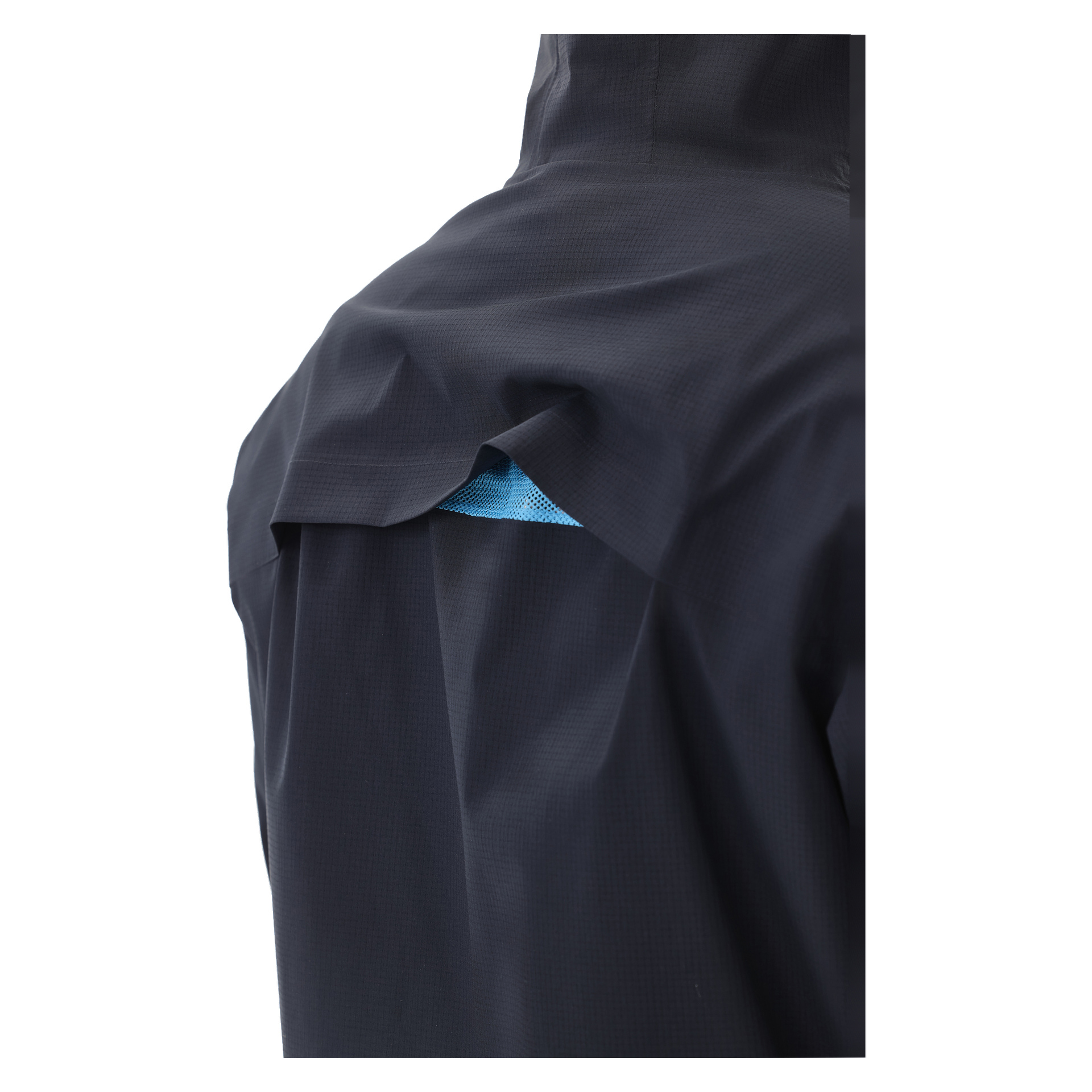 Nærbilde av baksiden av Kayoba Outdoor Men's shell-jakken Sarek, med en ventilert klaff med blått mesh synlig under for å fremheve dens pustende og ventilerte konstruksjon.