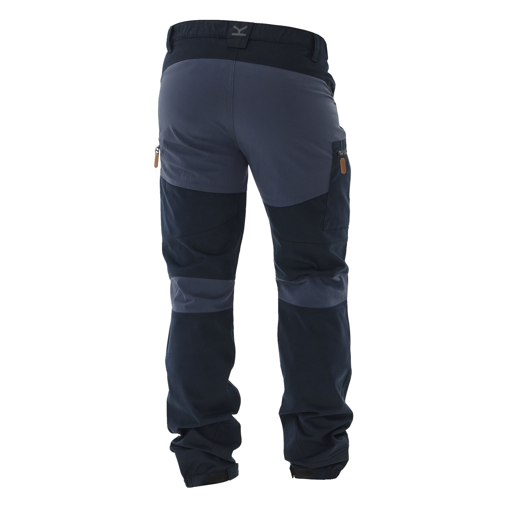 Kayoba Outdoor Men Älvdalen 2.0 Outdoor-Hosen sind von hinten zu sehen, mit kontrastierenden dunklen und hellgrauen Paneelen, verstärkten Bereichen an Knien und Sitz für erhöhte Haltbarkeit, einer Seitentasche mit Reißverschluss und einem verstellbaren Bund.