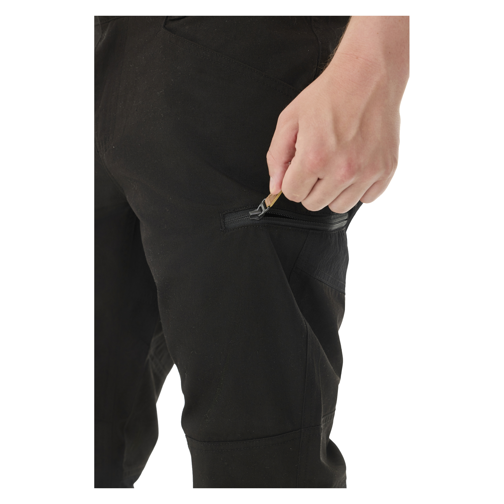 Eine Hand öffnet eine schwarze Reißverschlusstasche am Oberschenkel der Kayoba Outdoor Men Älvdalen 2.0 Outdoor-Hosen.