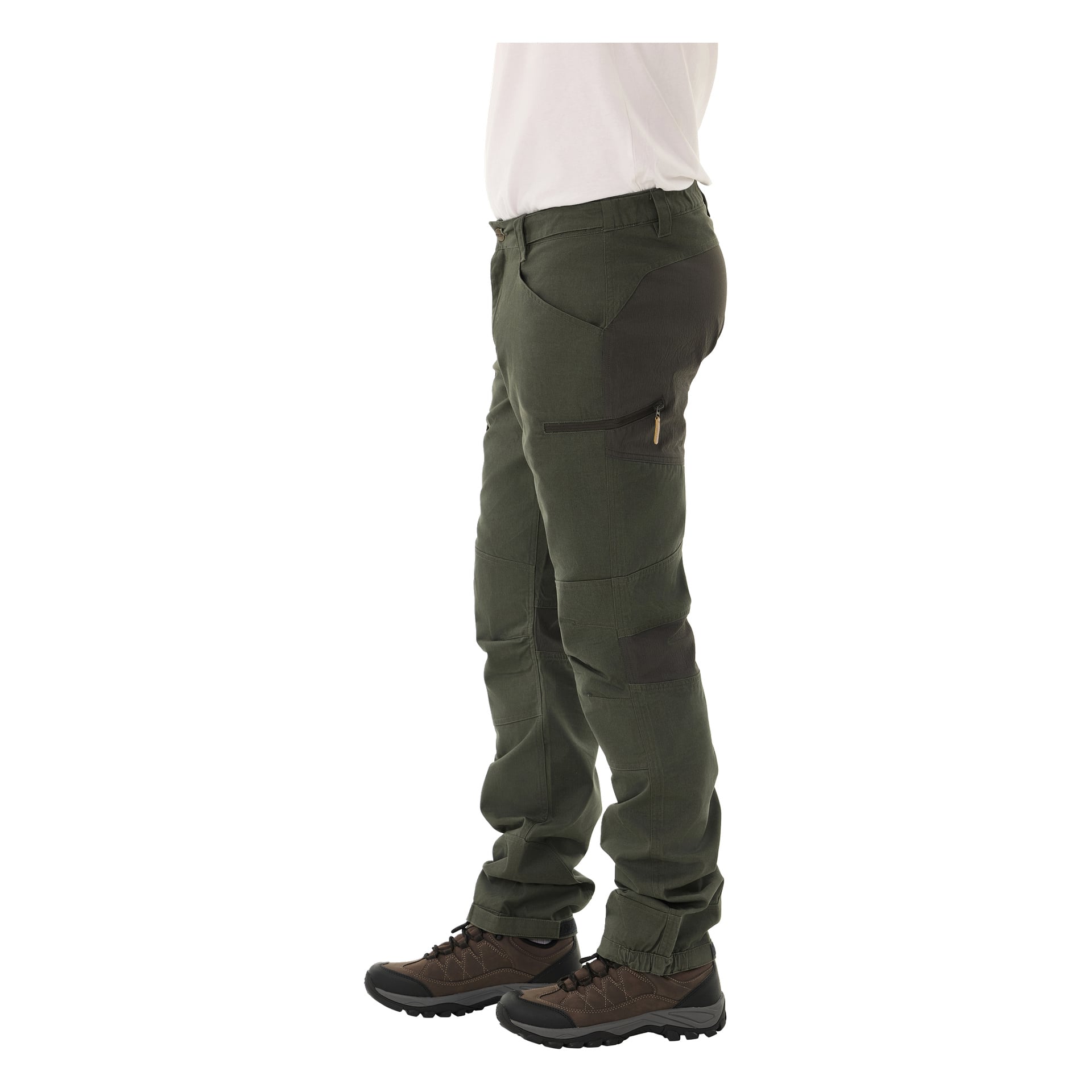 Osoba ubrana jest w oliwkowozielone spodnie Kayoba Outdoor Men Älvdalen 2.0 z kilkoma kieszeniami, do tego brązowe buty trekkingowe.