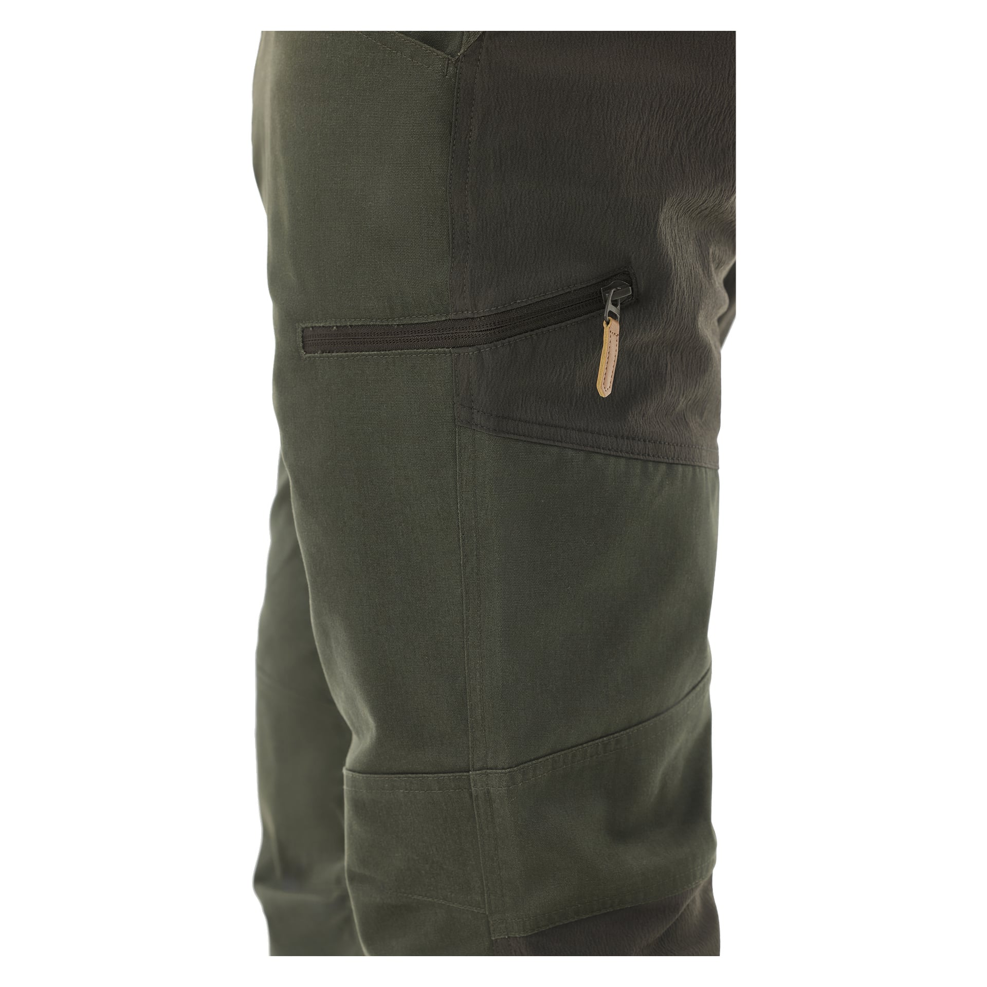 Detaljert visning av øvre del av låret på Kayoba Outdoor Men Älvdalen 2.0-bukser i mørkegrønn, med fokus på en sidelomme med glidelås og en liten lærflapp. Buksene er laget av robust, teksturert stoff som egner seg for utendørs bruk.