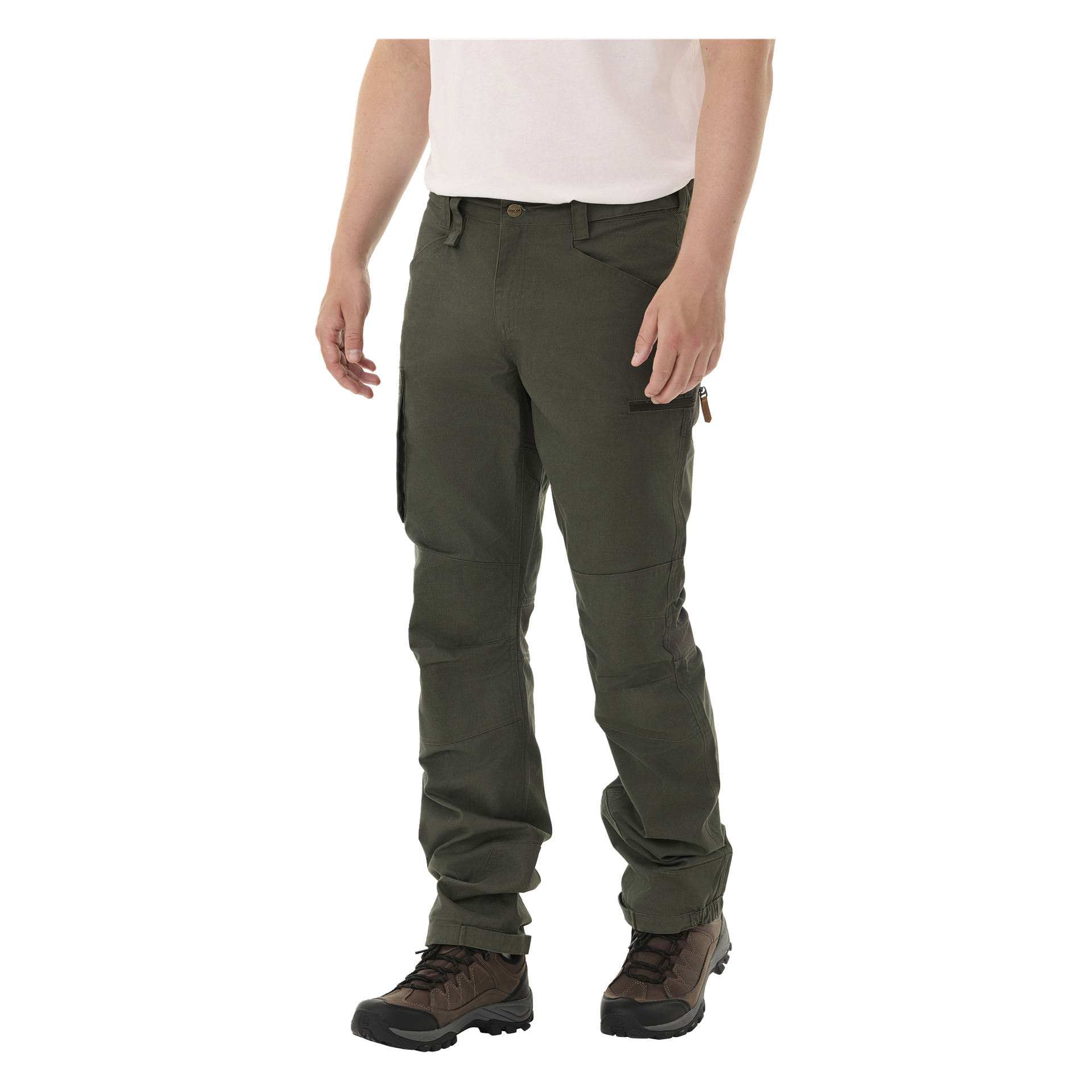 En person står litt vendt til siden, kledd i en hvit kortermet skjorte, mørkebrune tursko og mørkegrønne Kayoba Outdoor Men Älvdalen 2.0 bukser.