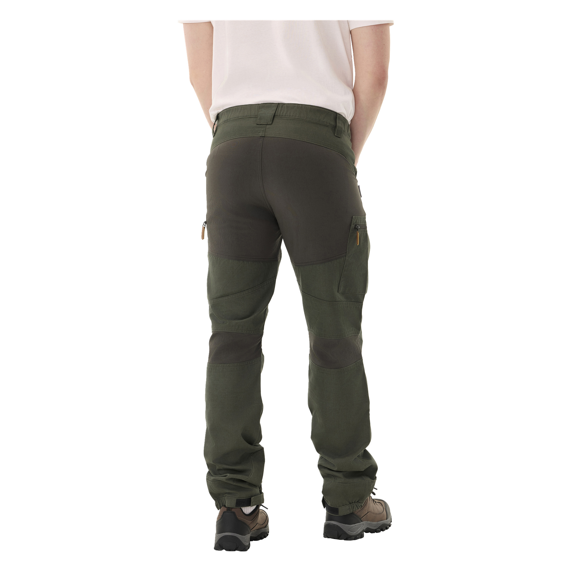 En person syns bakifrån iklädd olivgröna byxor Kayoba Outdoor Men Älvdalen 2.0 med kontrasterande mörkare lappar på sadel, knän och fickor. De har bruna vandringsskor och en lätt tröja.