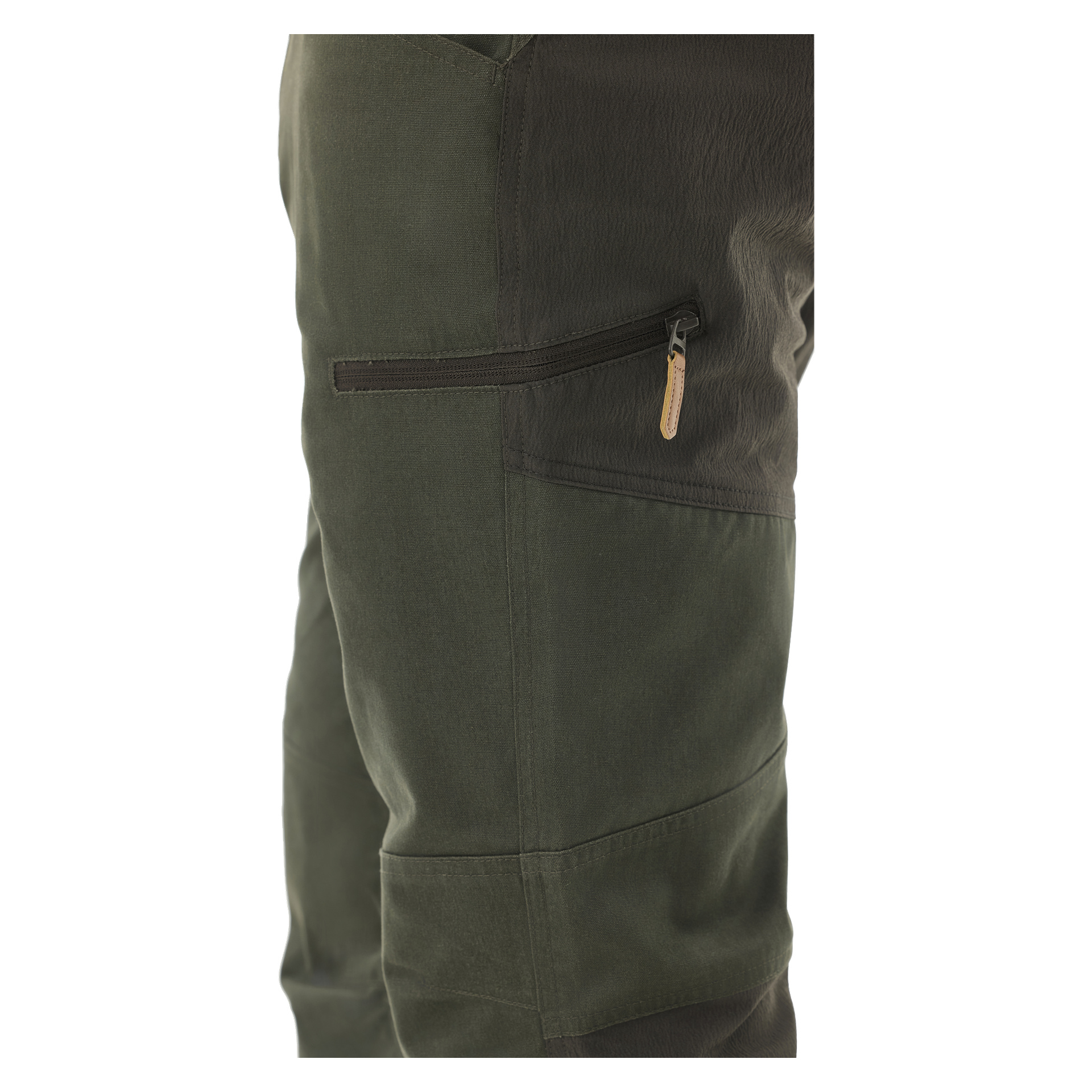 Nærbilde av den øvre delen av de olivengrønne Kayoba Outdoor Men Älvdalen 2.0-buksene, med en tydelig synlig sideglidelåslomme med en beige trekkflik. Materialet virker solid og har en subtil tekstur, ideell for fotturer eller andre utendørsaktiviteter.