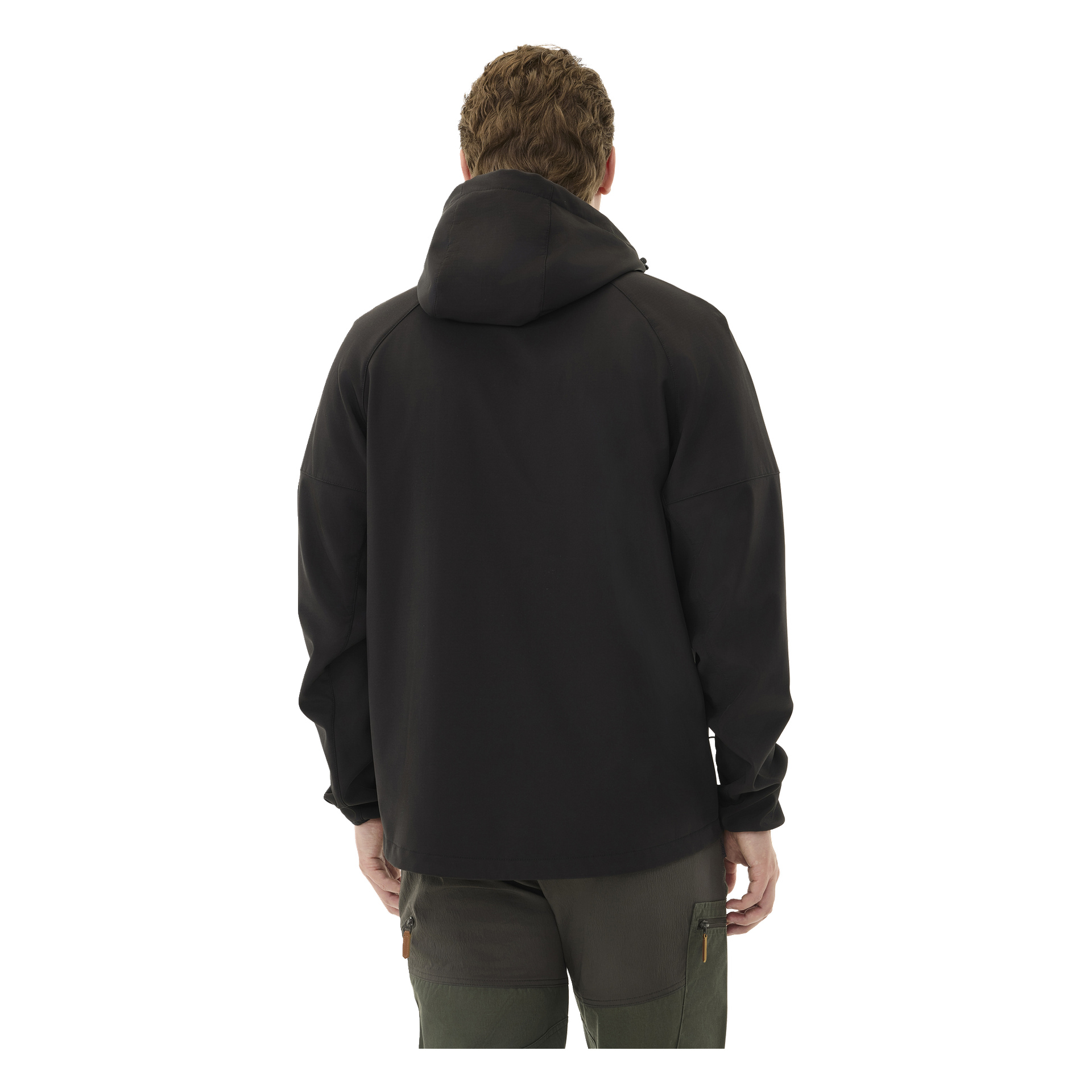 Eine Person steht mit dem Rücken zur Kamera, gekleidet in eine schwarze, mit Fleece gefütterte Kayoba Outdoor Women's Softshell-Jacke Hede und grüne Hosen. Die Kapuze der Jacke ist hochgezogen, bedeckt aber nicht den Kopf.