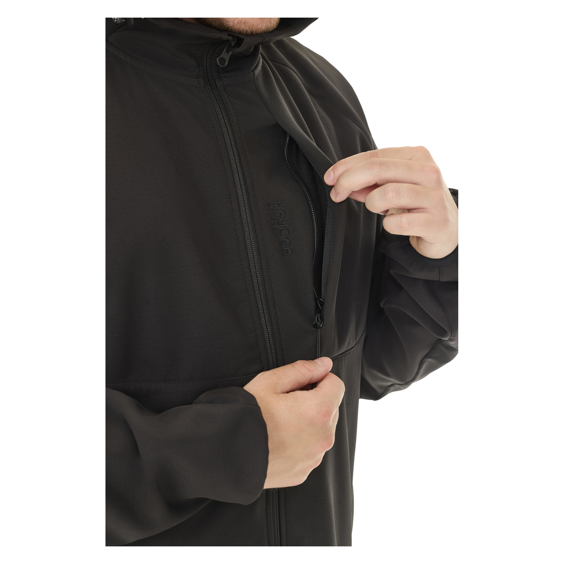Das untere Gesicht, die Hand und der Oberkörper einer Person sind sichtbar, wenn sie die innere Brusttasche der Kayoba Outdoor Women's Softshell-Jacke Hede, die mit Fleecefutter gefüttert ist, teilweise öffnen, welche einen erhöhten Kragen und einen Reißverschluss vorne hat.