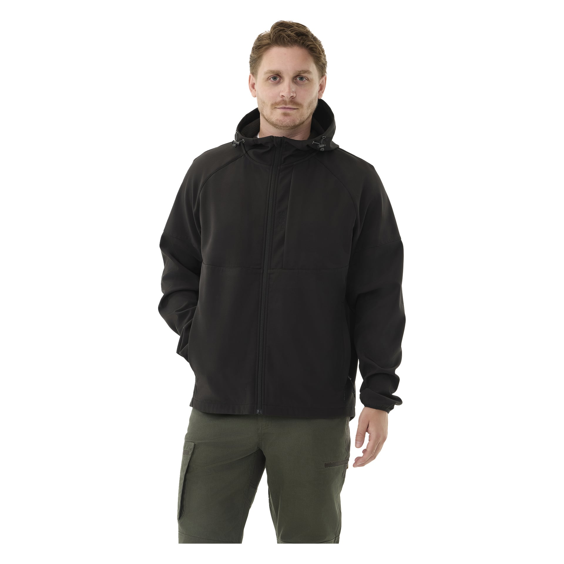 Kobieta stoi twarzą do przodu, ubrana w polarową kurtkę Hede z podszyciem polarową Kayoba Outdoor Women, w czarno-oliwkowych spodniach spodniach. Lewa ręka spoczywa w kieszeni, a prawa zwisa wzdłuż ciała.