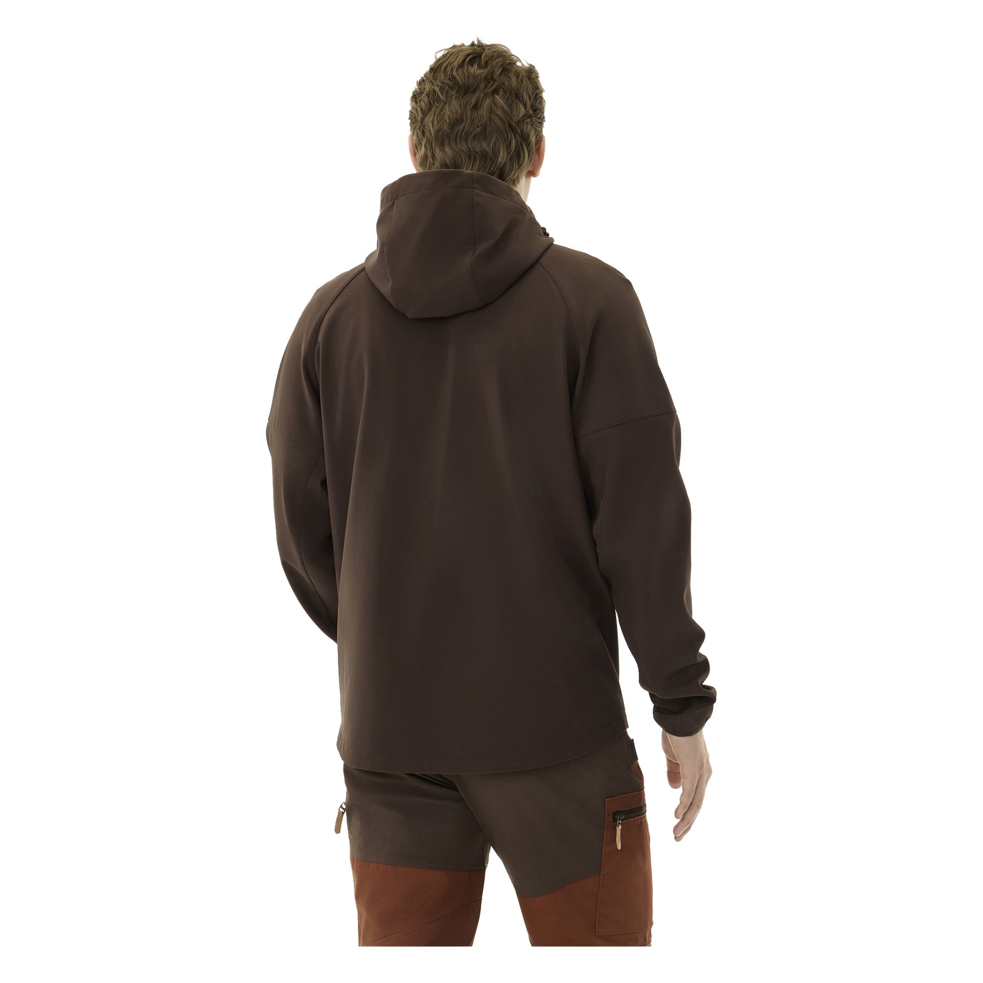Henkilö nähdään takaapäin, pukeutuneena Kayoba Outdoor Women's -tummanruskeaan fleecevuorilliseen pehmeäkuoriseen takkiin Hede, huppu ylhäällä mutta ei pään päällä, sekä kaksivärisiin ruskeisiin housuihin, joissa on vetoketjulliset taskut.
