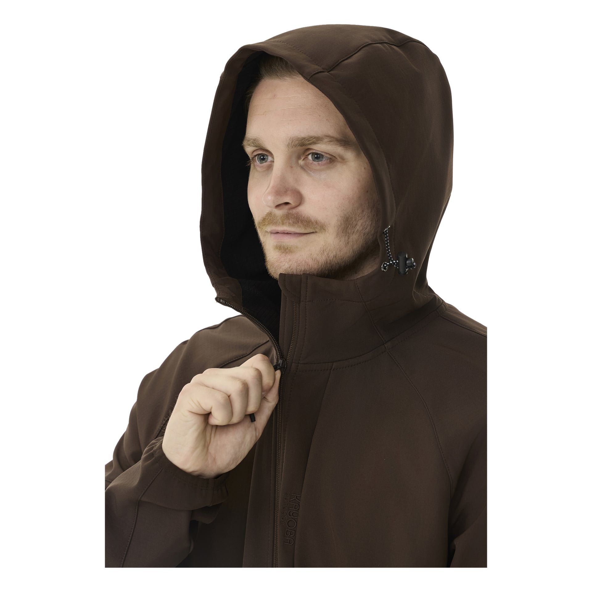 Nainen vetää vetoketjun kiinni ruskean Kayoba Outdoor Women's fleecevuoratun pehmeäkuorisen takin Hede. Hän on hieman käännetty sivulle huppu päässä, ja konepellissä näkyy nyöri.