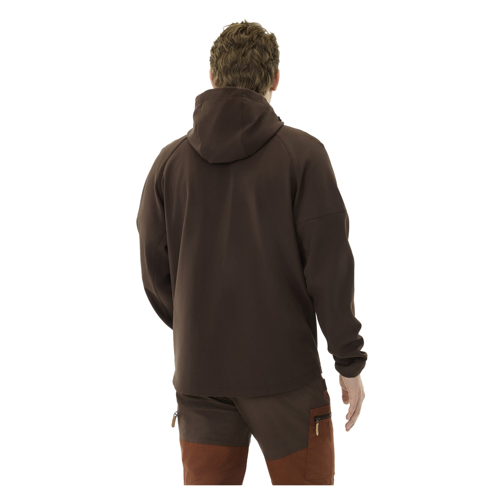 Von hinten sieht man eine Person, gekleidet in die mit Fleece gefütterte Softshell-Jacke Hede von Kayoba Outdoor Women, zusammen mit braunen Hosen mit einer dunkleren braunen und rötlich-braunen Tasche.