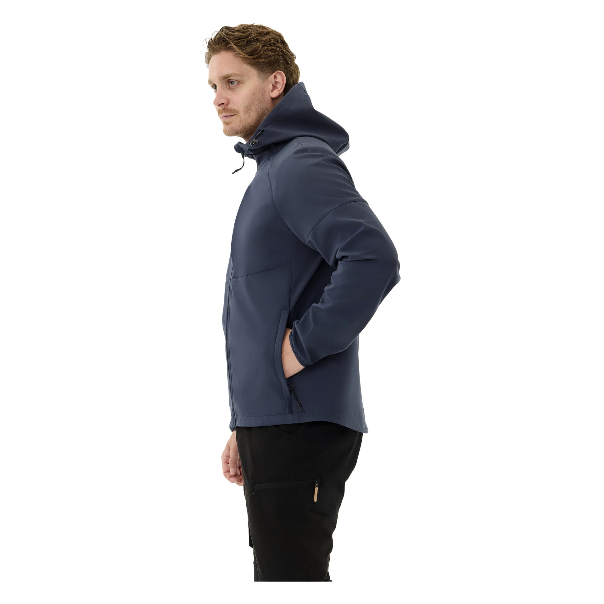 Profiilissa näkyy henkilö, pukeutuneena siniseen Kayoba Outdoor Women's Hede -softshell-takkiin, jossa on fleecevuori, vasen käsi taskussa. Vetoketjullinen takki on tyylitelty mustilla housuilla, joissa on näkyvä vetoketjullinen tasku.