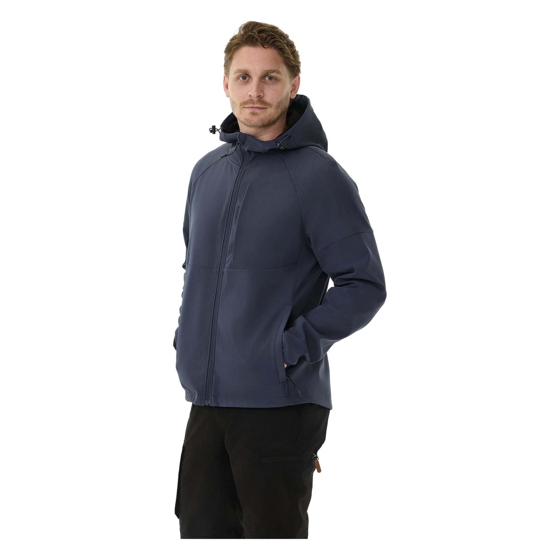 Nainen mallintaa Kayoba Outdoor Women's -fleecevuorattua pehmeäkuoritakkia Hedeä, seisoo hieman kulmassa ja katsoo kameraan.