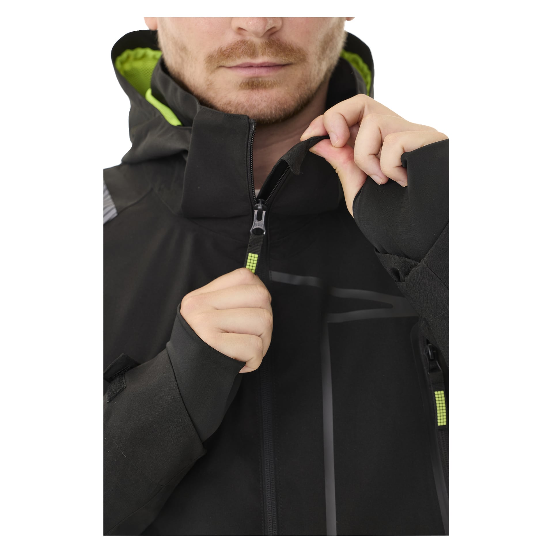 En person med ljust ansiktshår syns från näsan och neråt, som drar upp en Bluewear Men's stretchjacka Richard i svart med neongröna detaljer. Jackan har hög krage och ärmar med tumhål.