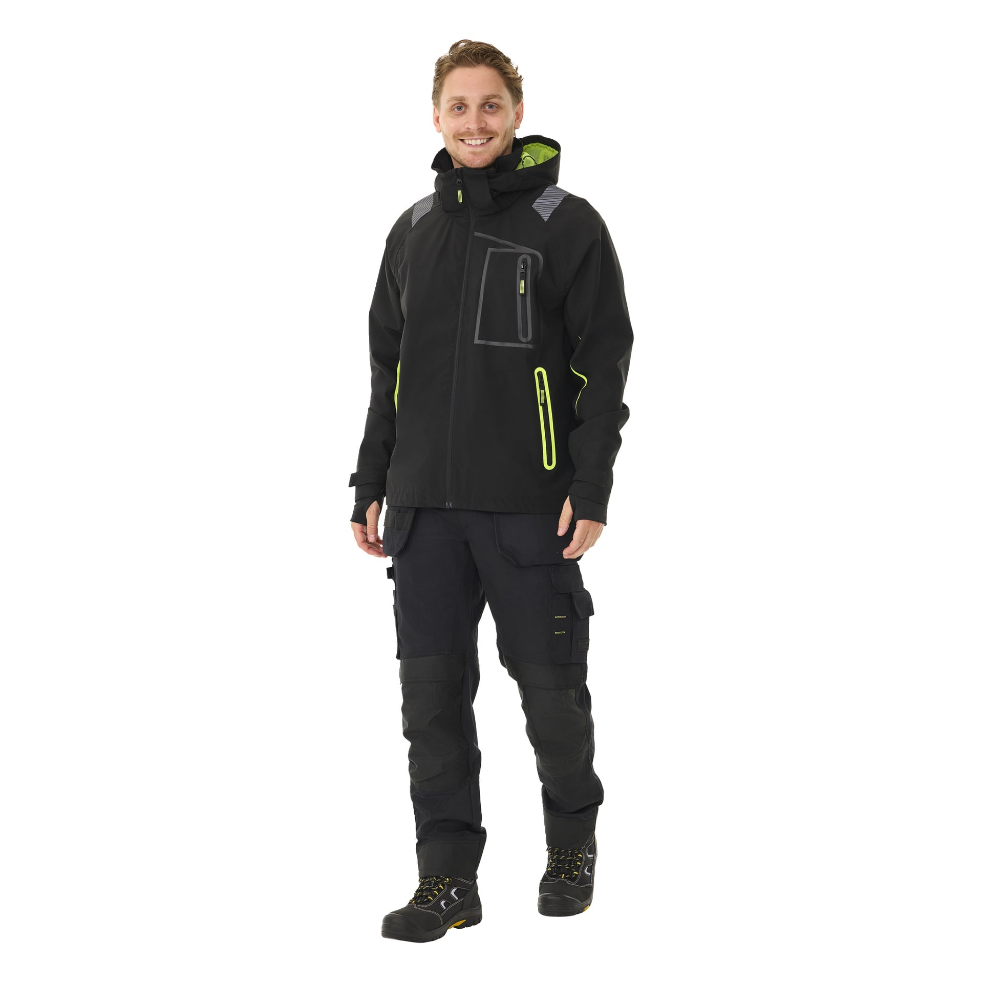 En person står framåt och bär Bluewear Men's stretch shell-jacka Richard, som är svart med neongula dragkedjor och detaljer, tillsammans med svarta cargobyxor och svarta arbetsstövlar.
