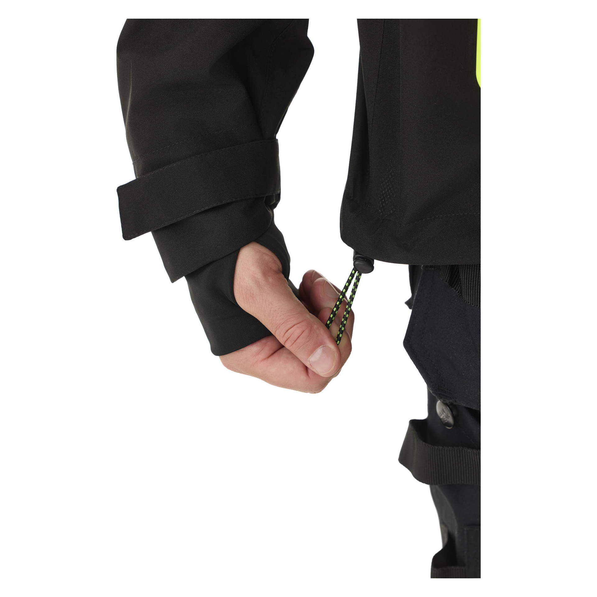 En detaljerad vy visar en persons vänstra hand som drar åt det gröna och svarta dragskoet längst ner på Bluewear Men's Stretch Shell Jacket Richard, vilket framhäver dess kardborreband. Personen har mörka kläder på sig.