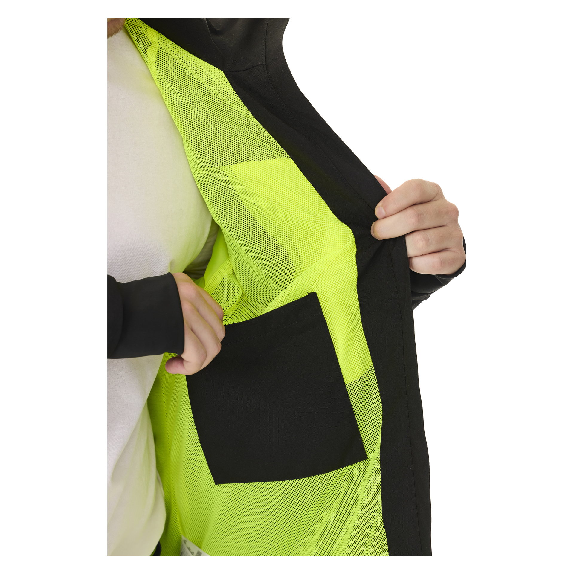 En person visar insidan av Bluewear Men's stretch shell-jacka Richard i svart, med sitt klara gula nätfoder och en svart innerficka. Personen är klädd i en vit skjorta.
