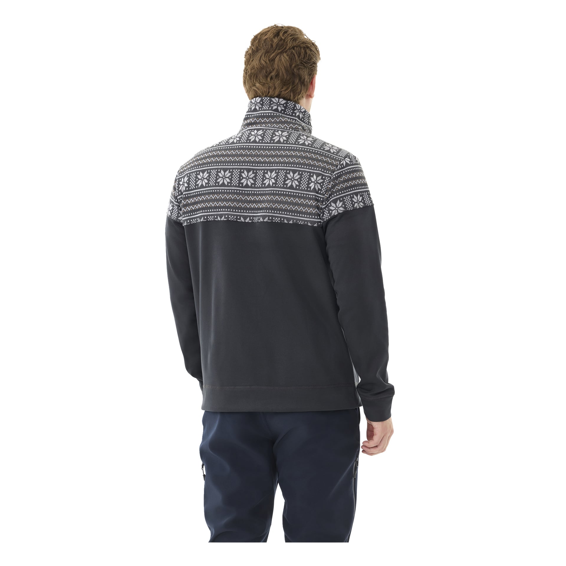 Sedd bakifrån syns en individ i Kayoba Outdoor Men's mellanlagers-tröja Valbo. Tröjan är mörk med ett ljusgrått och vitt nordiskt mönster som sträcker sig över övre ryggen och axlarna. Personen har vågigt, ljusbrunt hår och bär mörka byxor.