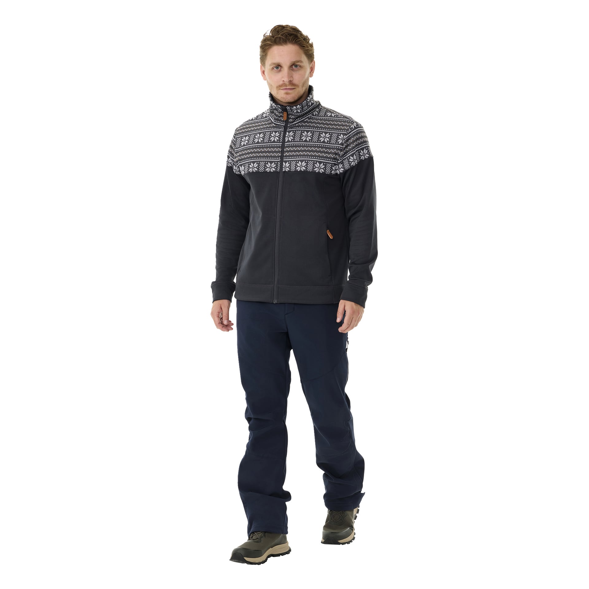 En man står framåt, klädd i Kayoba Outdoor Men's Valbo mellanlagertröja med svartvitt mönster. Han bär mörkblå byxor och grå vandringsskor. Hans hår är ljusbrunt, han har ett kort skägg och armarna vilar naturligt vid sidorna.