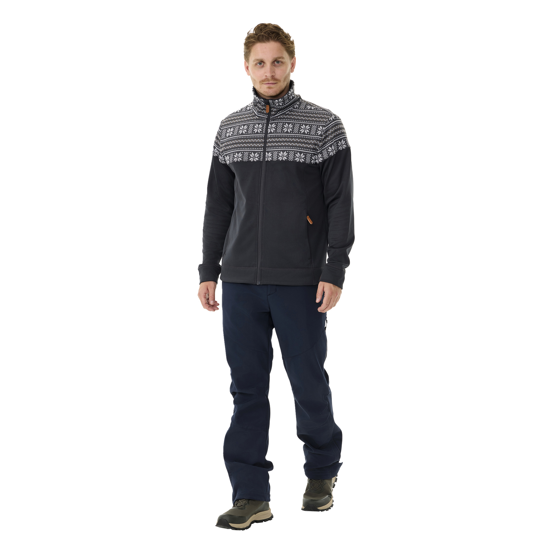 En mann står vendt fremover, kledd i Kayoba Outdoor Men's mid-layer Valbo – en svart jakke med hvitt geometrisk mønster på bryst og skuldre – matchet med marineblå bukser og olivengrønne tursko.