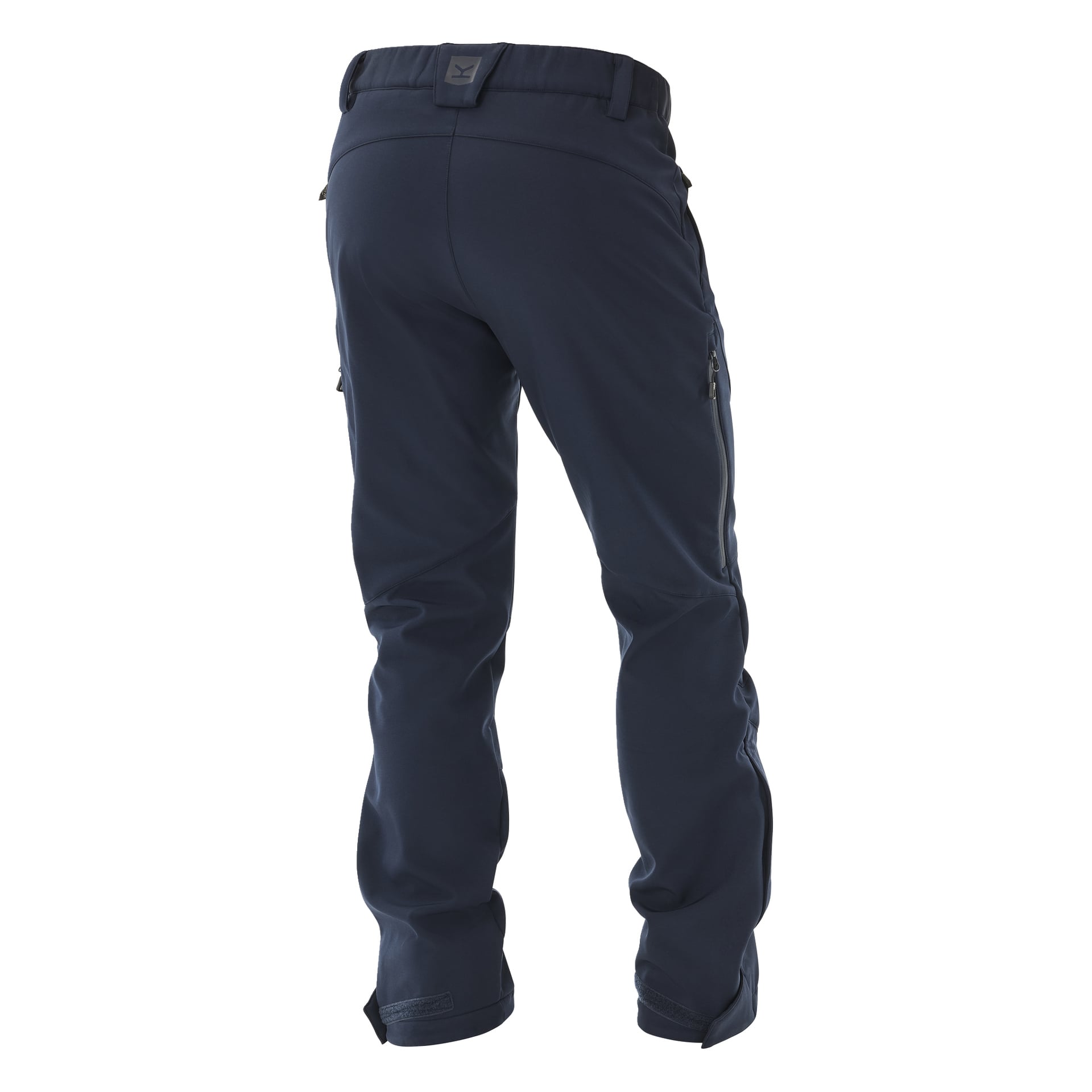 Takaa esiteltiin Kayoba Outdoor Men's -vuorilliset pehmeäkuoriset housut, joissa oli vetoketjulliset taskut kummallakin puolella, vahvistetut saumat ja säädettävät kalvosimet nilkoissa.