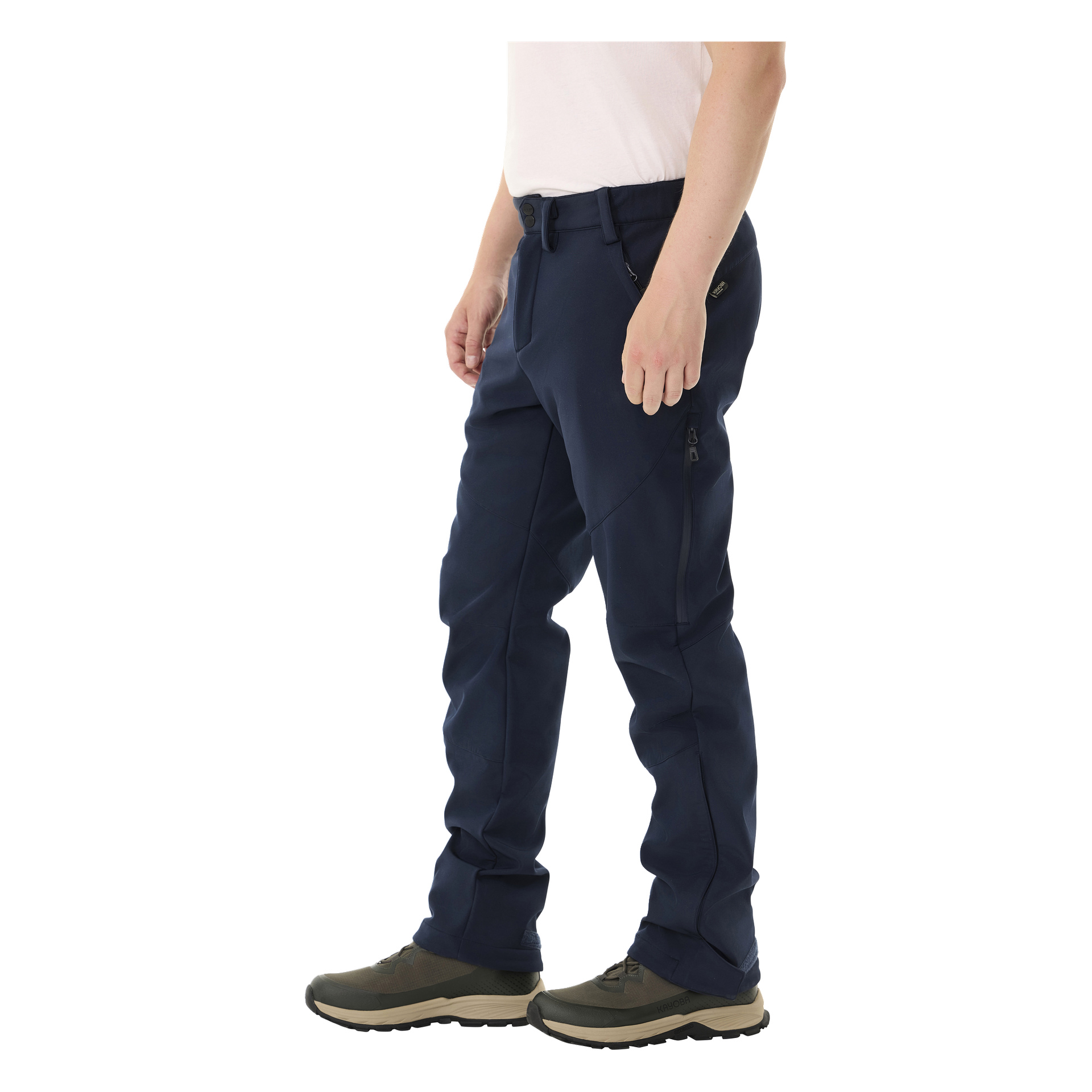 En person är avbildad från midjan och neråt, klädd i marinblå mjuka byxor med fodrad Kayoba Outdoor Men's och en dragkedjasförsedd lårficka. Outfiten inkluderar en vit skjorta och mörkgröna skor.
