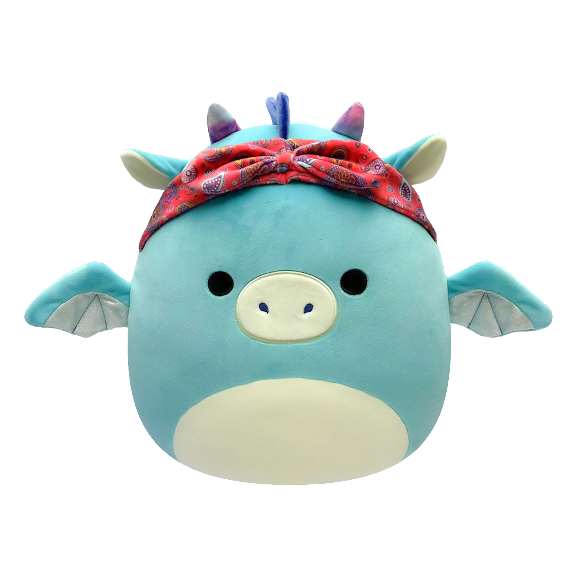 Superpehmeä pehmolelulohikäärme Squishmallowsista, jolla on vaaleansininen kangas, pienet siivet, pyöreät mustat silmät, valkoinen kuono ja punakuvioinen bandana pään ympärillä. Siinä on myös kaksi pientä sarvea ja sinisiä piikkejä, jotka kulkevat huipulla.