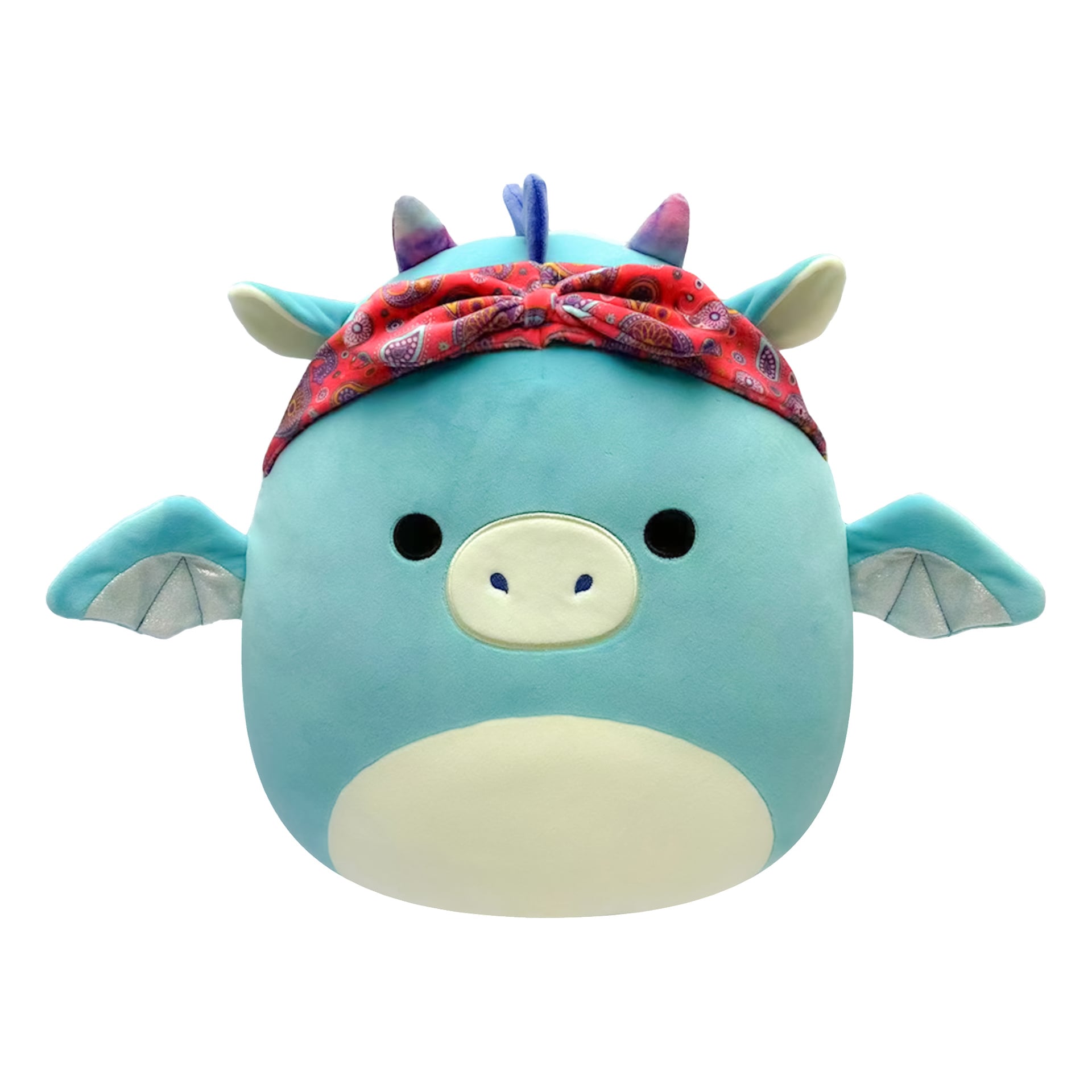 En supermyk kosedrage fra Squishmallows med lyseblått stoff, små vinger, runde svarte øyne, hvit snute og et rødt mønster rundt hodet. Den har også to små horn og blå pigger som går langs toppen.
