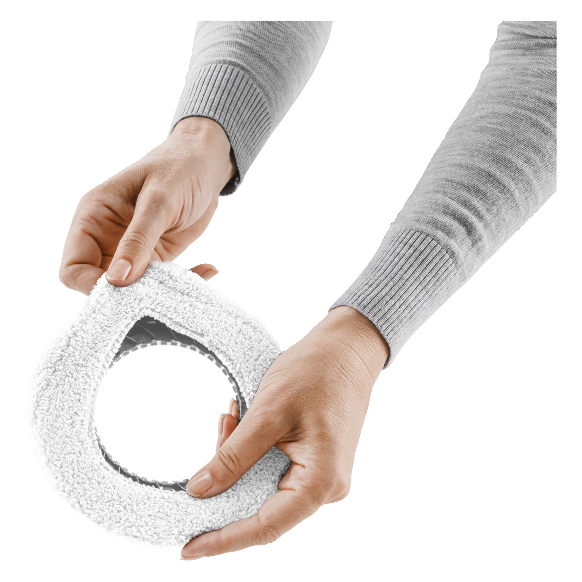En person i en grå långärmad skjorta sträcker ut en Kärcher Microfiber-duk designad för RCW 2:s fönsterputsningsrobot, och visar dess flexibla vita texturerade material och runda form med ett hål i mitten.