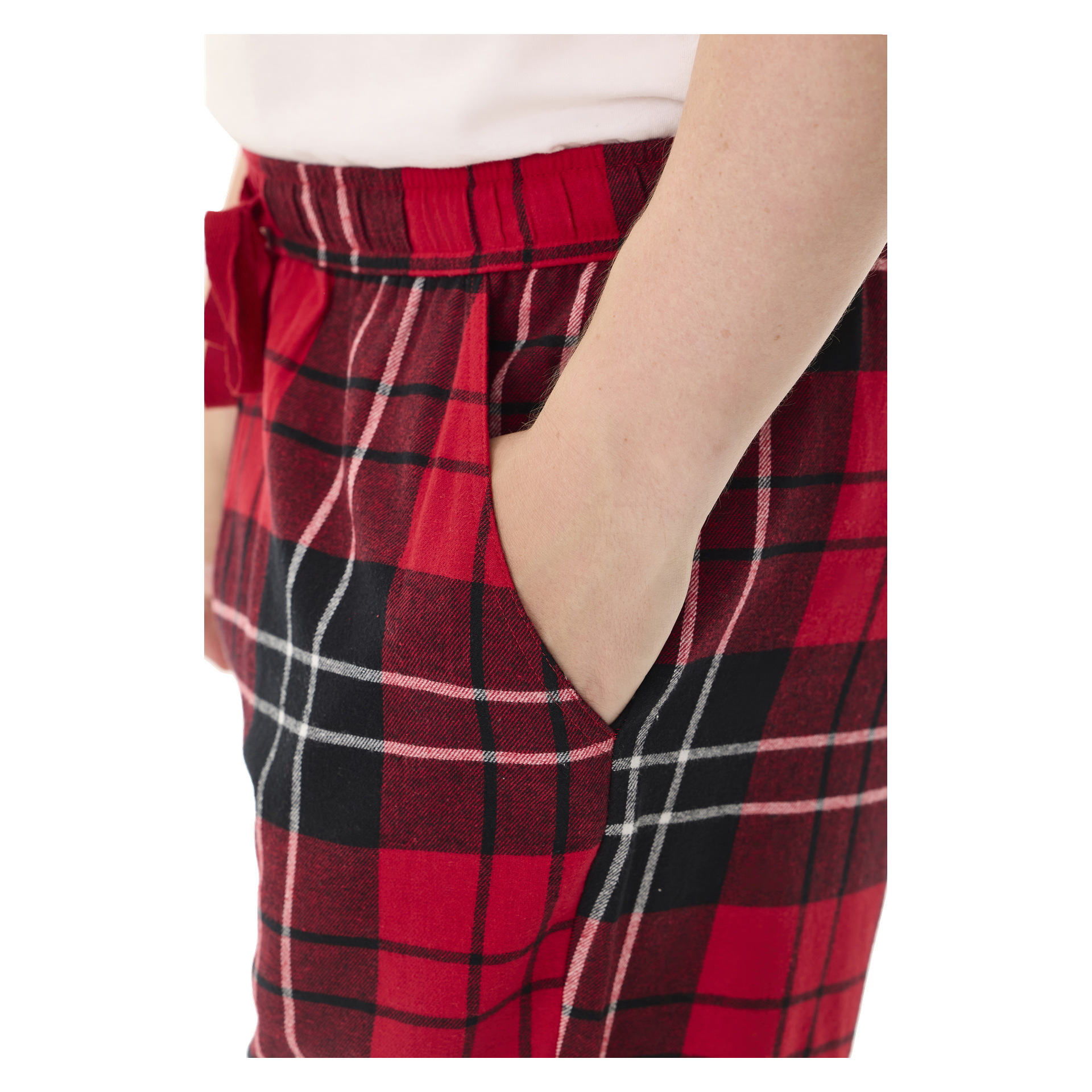 En person modellerar Bluewear pyjamasbyxor med röd och svart rutig design, med höger hand nedstoppad i fickan. Bilden visar bara midjan och övre låret på byxorna samt en del av en vit skjorta.