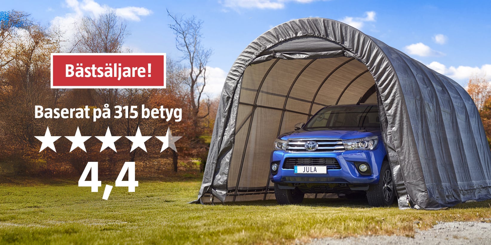 En blå Toyota-pickup står parkerad på gräset inuti ett grått flyttbart bilskydd. Det syns en text som visar ett betyg på 4,4 stjärnor baserat på 315 recensioner samt en röd etikett med texten ”Bästsäljare!”, med träd och en delvis molnig himmel i bakgrunden.