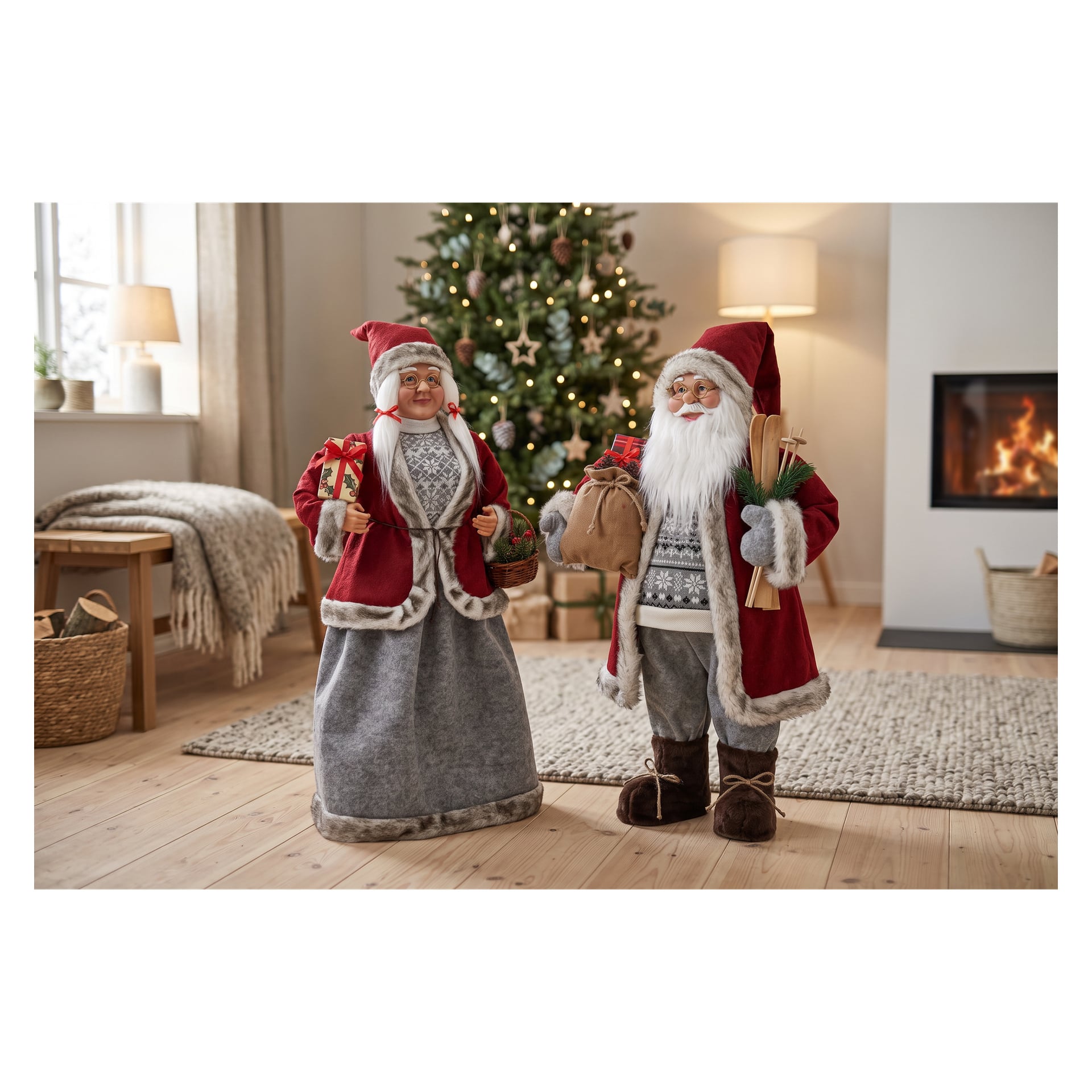 Två EKVIP fru Claus-figurer står placerade på ett trägolv framför en festlig julgran, öppen spis och ett inbjudande vardagsrum. Varje figur bär röda och grå kläder och håller högtidstematiska föremål.
