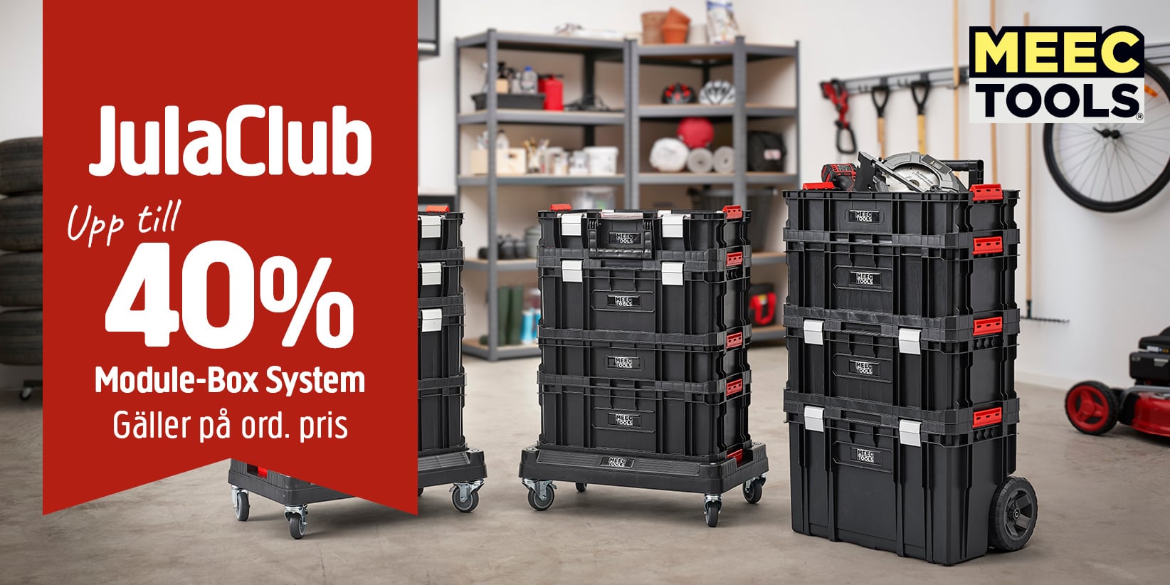 I en verkstad står flera staplade svarta verktygslådor på hjul. En iögonfallande röd banderoll lyder: ”JulaClub Upp till 40 % på modulboxsystemet – gäller ordinarie pris.” Meec Tools-logotypen syns i det övre högra hörnet.