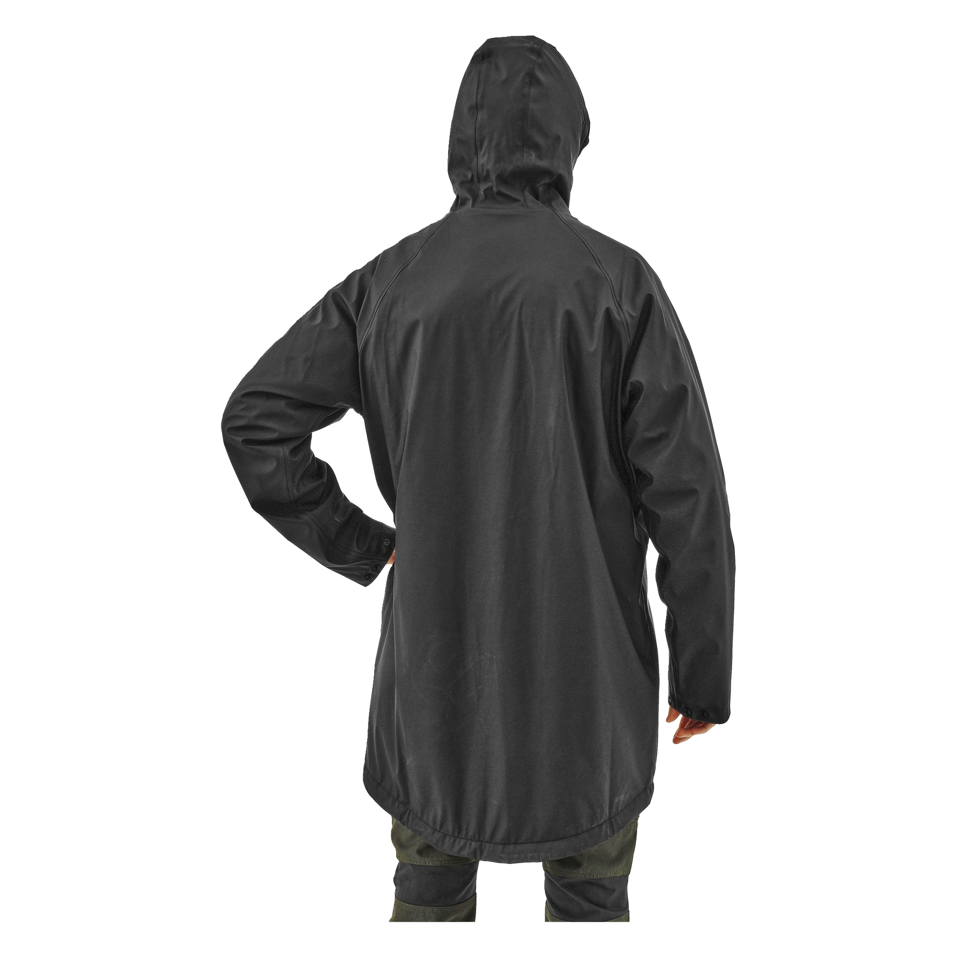 Eine Person zeigt die schwarze Kayoba Outdoor Herrenregenjacke Visby, von hinten mit einem Arm in der Hüfte zu sehen. Die kapuzenbedeckte, mit Fleece gefütterte Jacke ist locker und fällt über die Oberschenkel.