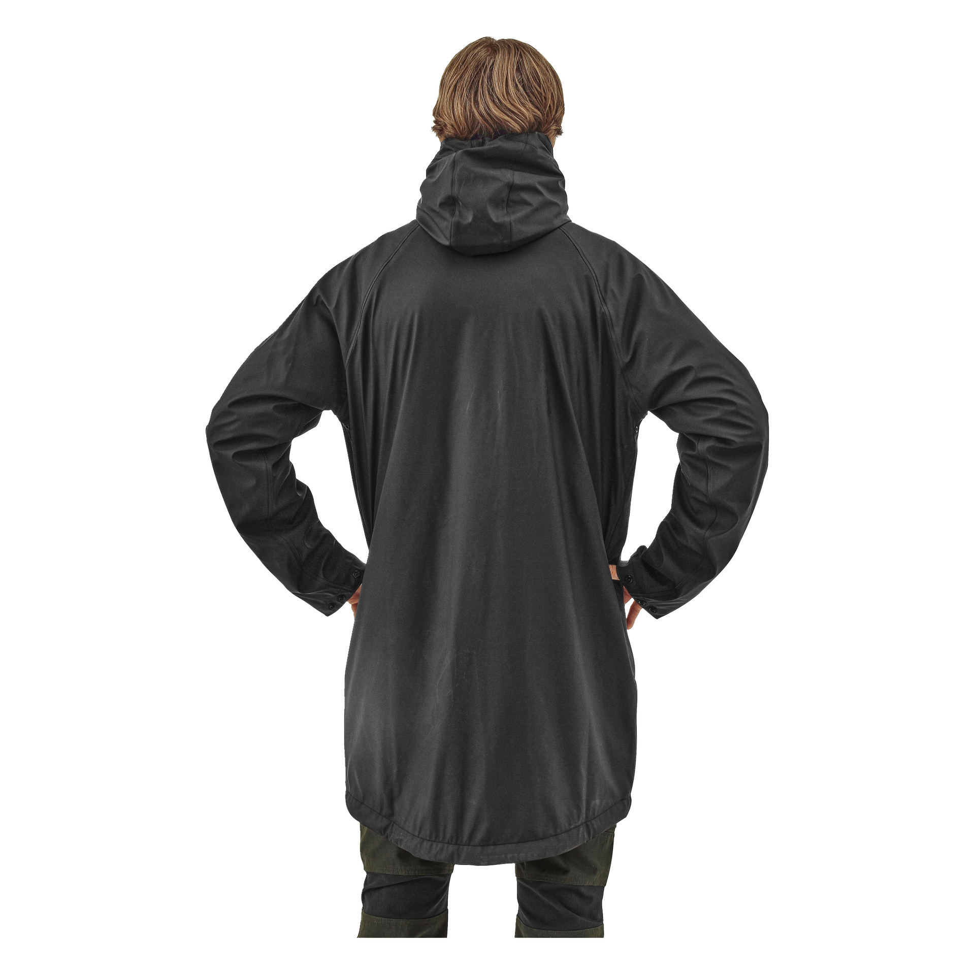 Eine Person steht mit den Händen in die Hüften, von der Kamera weggewandt, trägt schwarze dunkle Hosen und die mit Fleece gefütterte Regenjacke Visby von Kayoba Outdoor Men.
