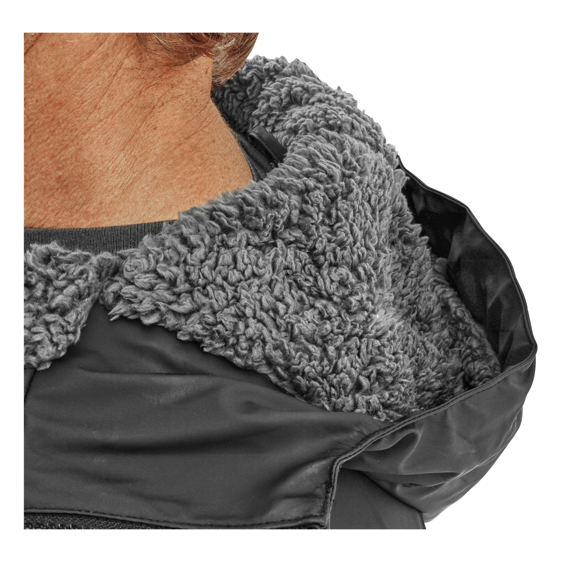 Nahaufnahme des Rückens und der Seite des Nackens und Kopfes einer Person, die die mit Fleece gefütterte Regenjacke Visby von Kayoba Outdoor Men's zeigt. Der Fokus liegt auf dem dicken, grauen, strukturierten Fleecefutter um den Kragen der schwarzen Jacke, wobei nur ein bisschen Haar und Haut sichtbar ist.