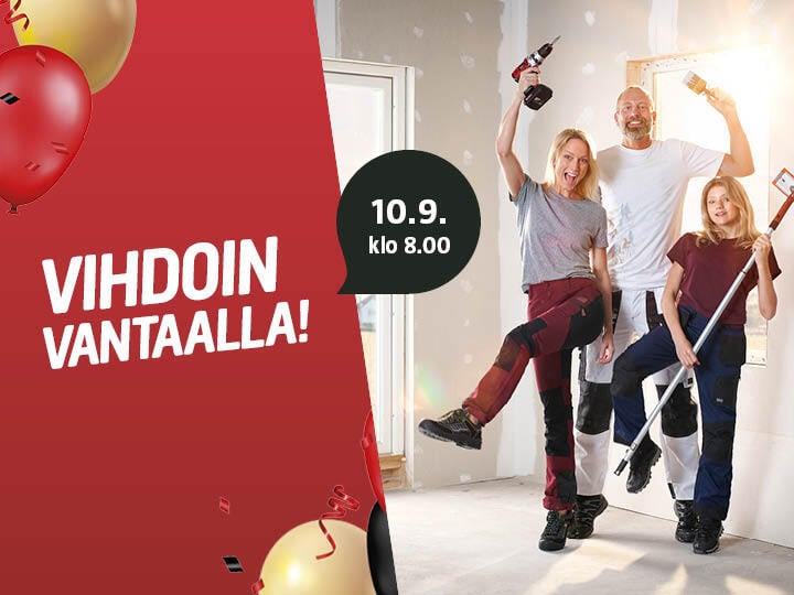 Kolme työvaatteisiin pukeutunutta henkilöä hymyilee ja pitelee käsityökaluja kädessään osittain rakenteilla olevassa huoneessa. Vasemmalla, punaisella taustalla, jossa on juhlavia ilmapalloja, lukee: ”Vihdoin Vantaalla! 10.9. klo 8.00.”.