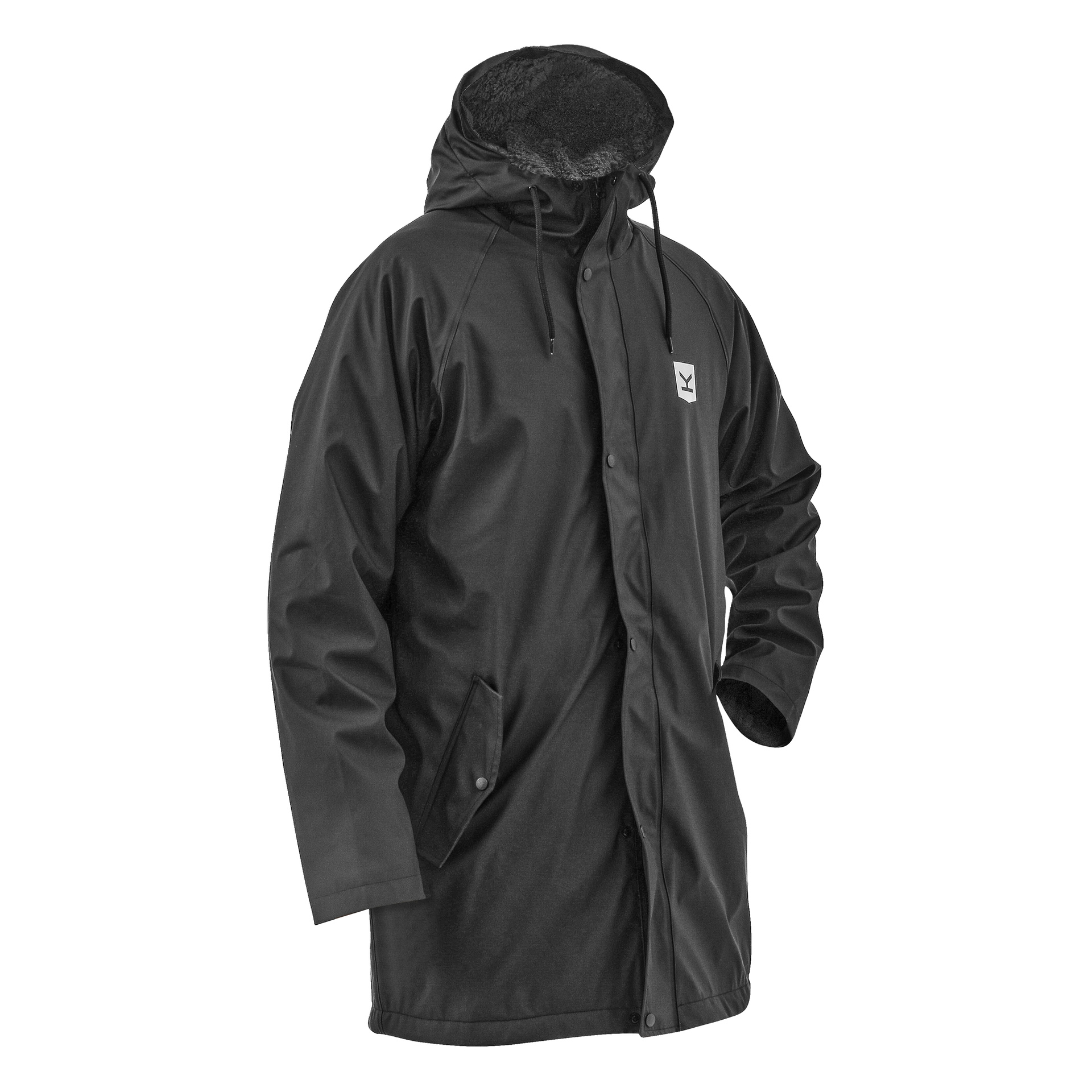 Eine schwarze, fleecegefütterte Herrenregenjacke von Kayoba Outdoor, genannt Visby, mit Kapuze, Kunstpelz-Innenseite, vorne mit Knöpfen, zwei Taschen vorne und einem kleinen weißen Logo auf der linken Brust.