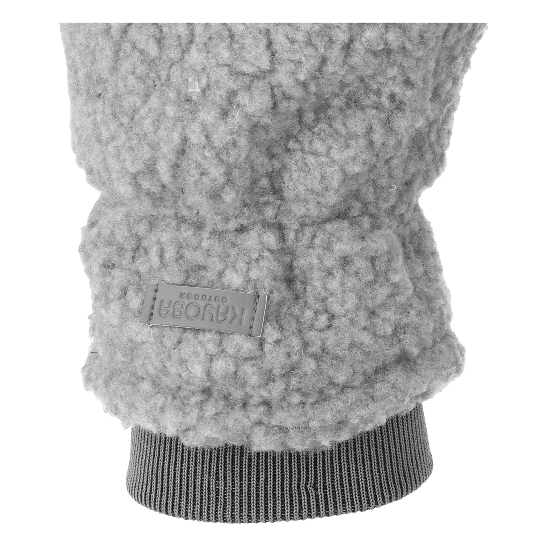 Eine detaillierte Ansicht eines grauen Kayoba Outdoor Pile-Fäustlings zeigt seine weiche, plüschige Textur. In der Nähe des Handgelenks ist ein rechteckiges Etikett mit dem Markennamen direkt über einem dunklen, gerippten Ärmel genäht.