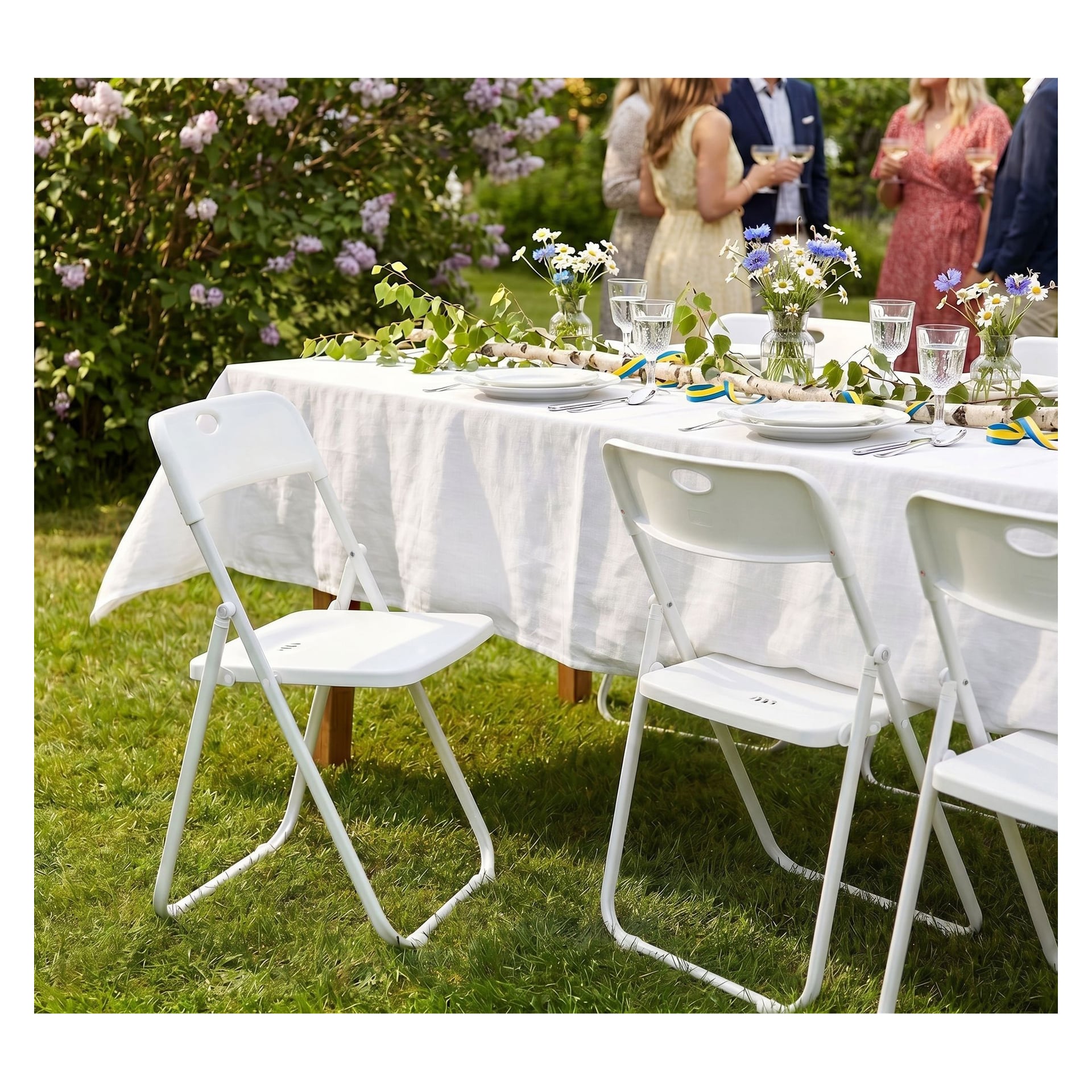 EKVIP-Klappstühle sind um einen Esstisch angeordnet, gedeckt für eine Outdoor-Gartenparty.